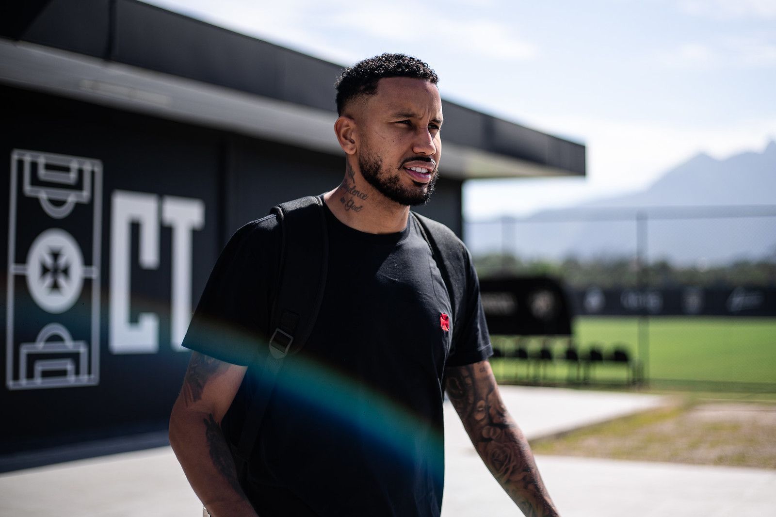 Jair sofre ruptura do ligamento, passará por cirurgia e vira desfalque no Vasco