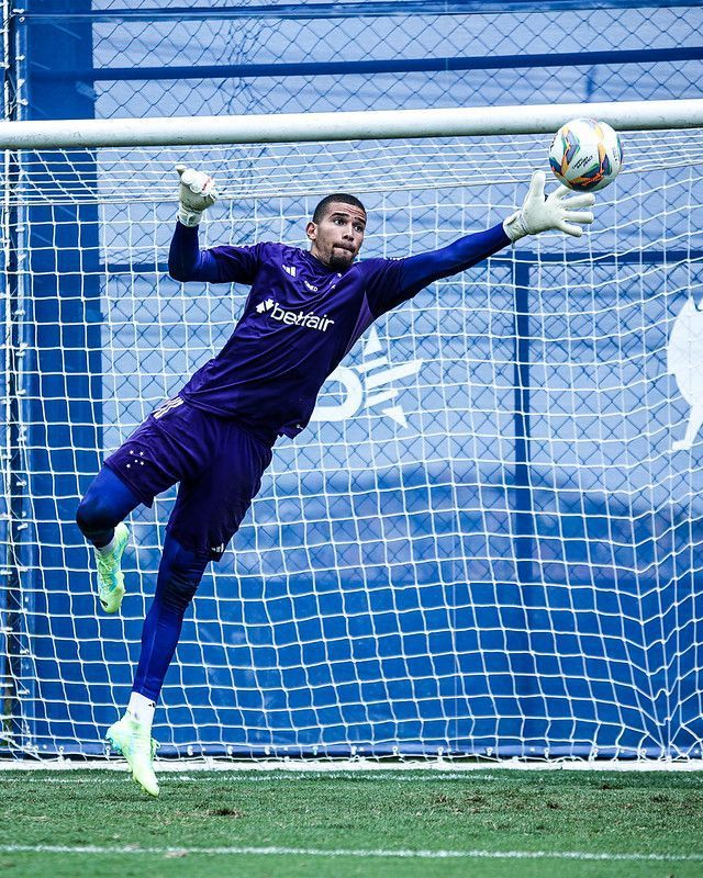 Cruzeiro divulga imagens de treino na Toca II com goleiro novato