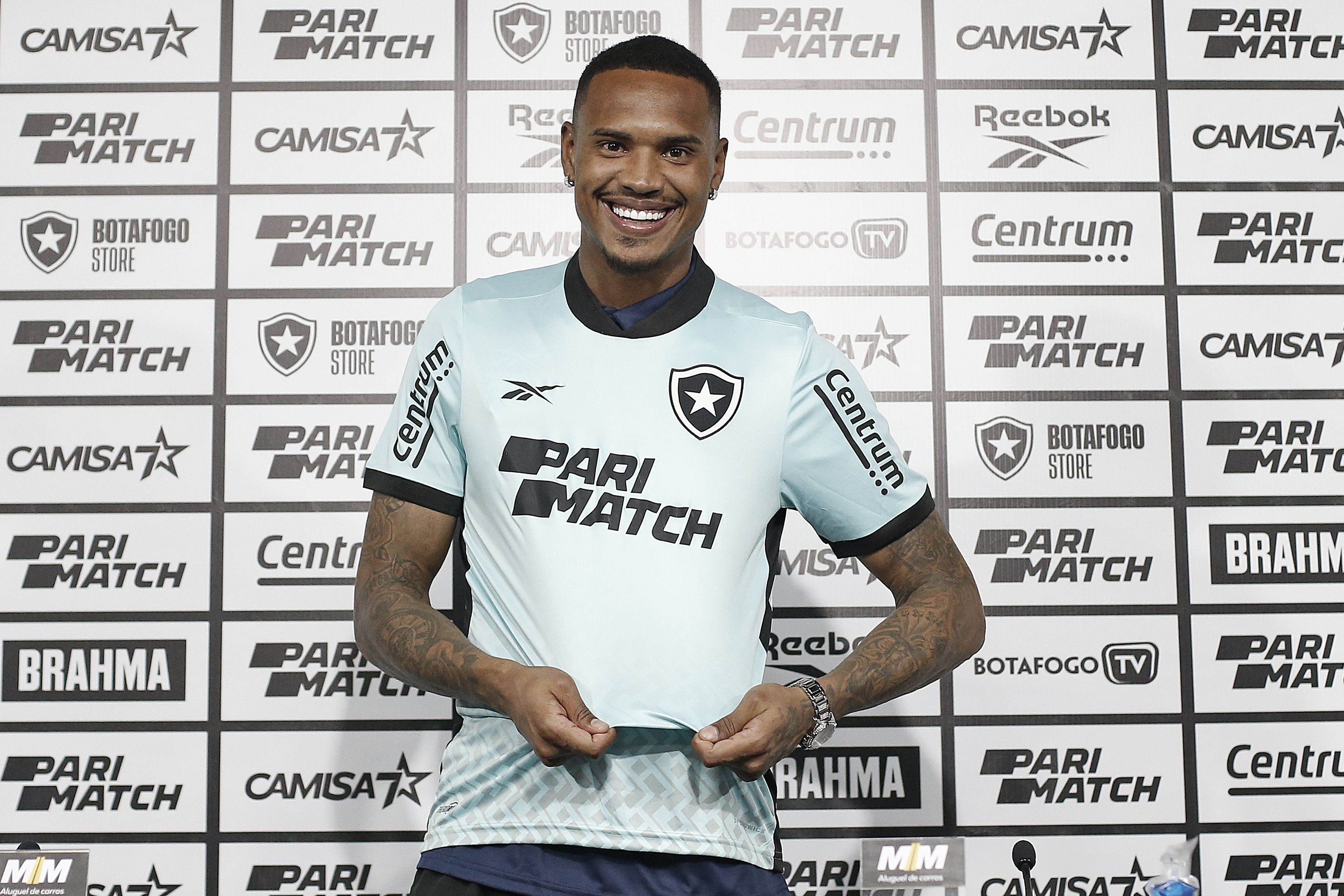 John avalia missão de substituir Perri no Botafogo: 'Cada um constrói sua história'