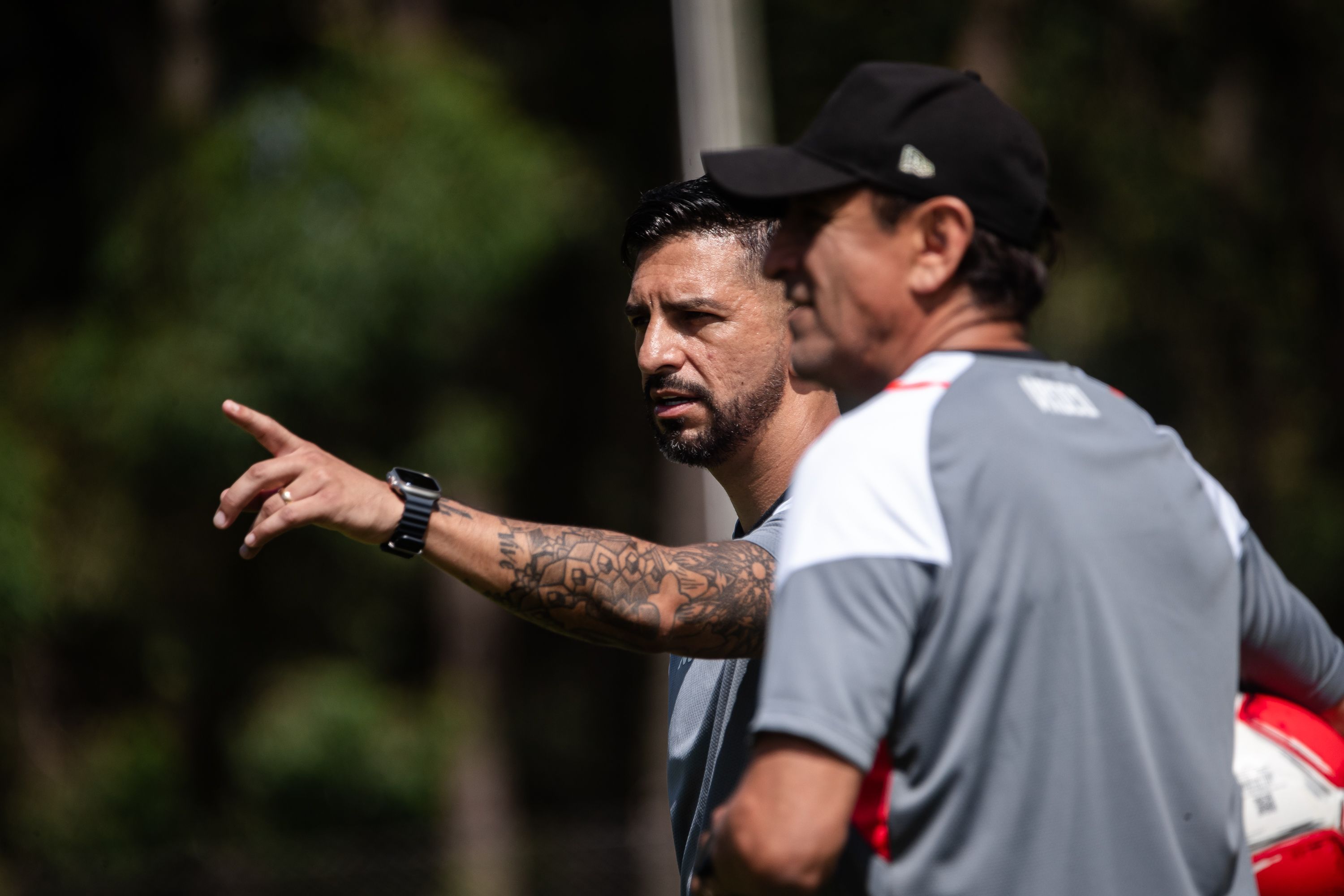 Vasco mapeia mercado e espera mais dois reforços para o Brasileiro