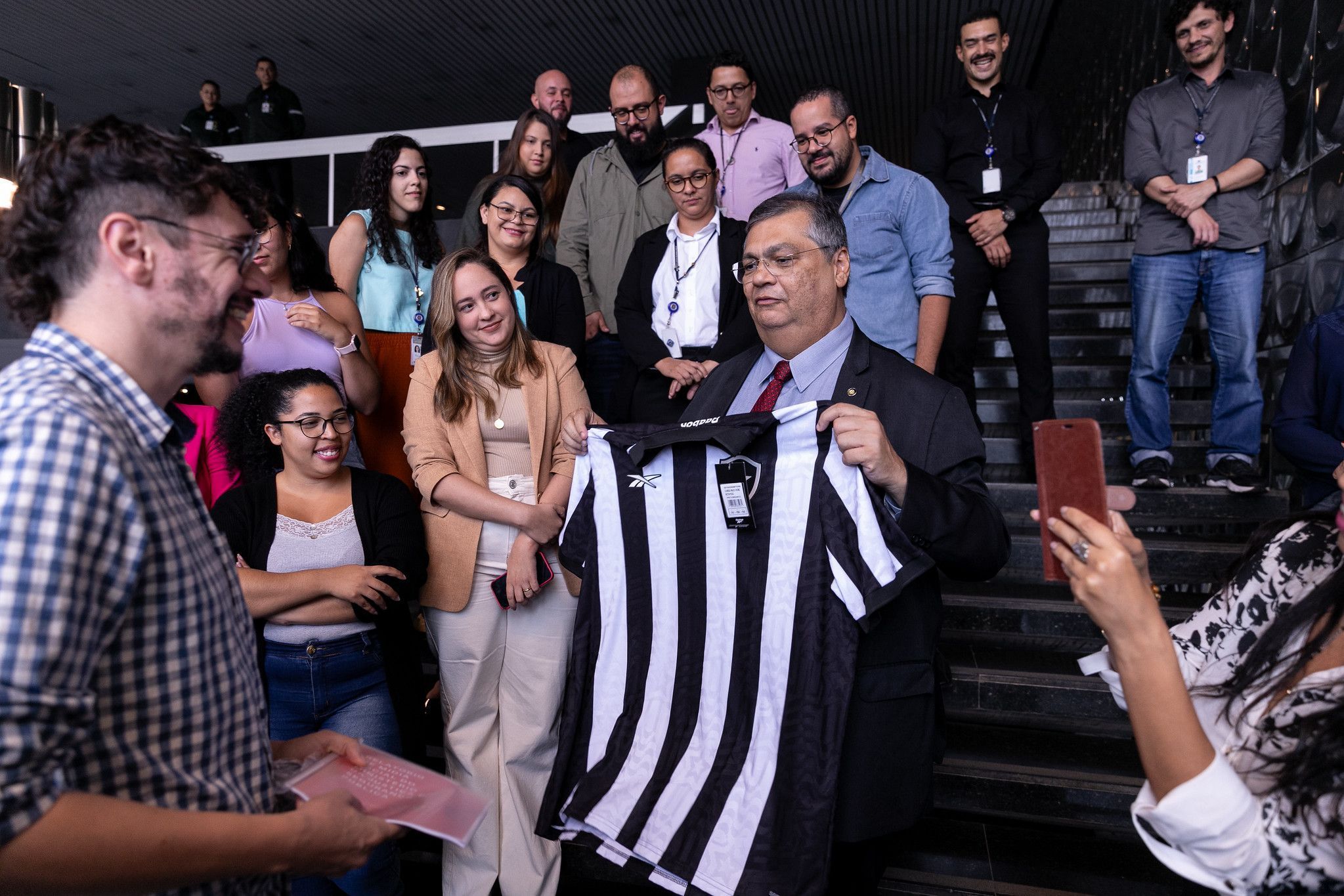Despedida de Dino no Ministério da Justiça começa com choro e camisa do Botafogo de presente