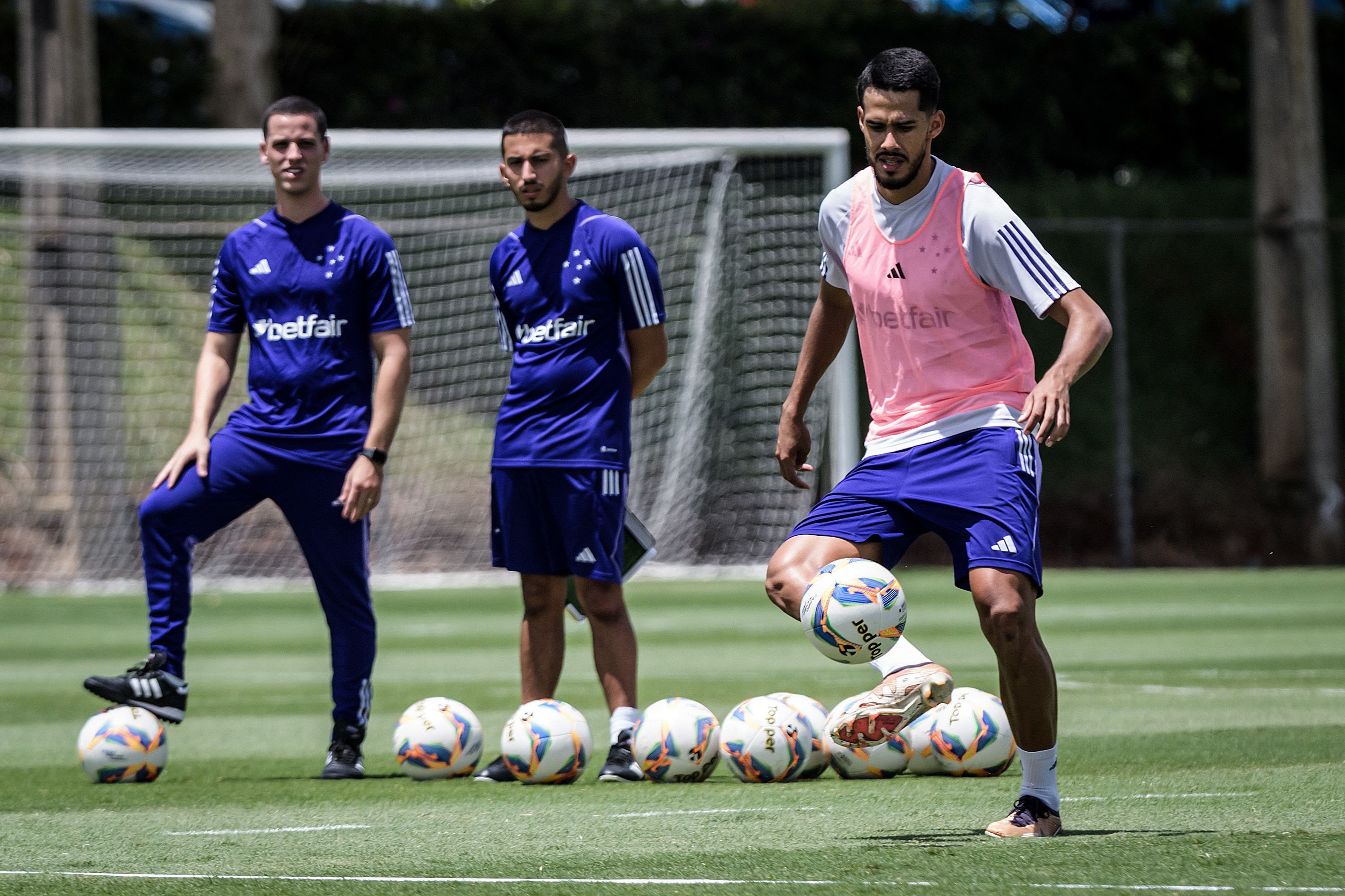 Carille, do Vasco, confirma chegada de zagueiro do Cruzeiro e rasga elogios