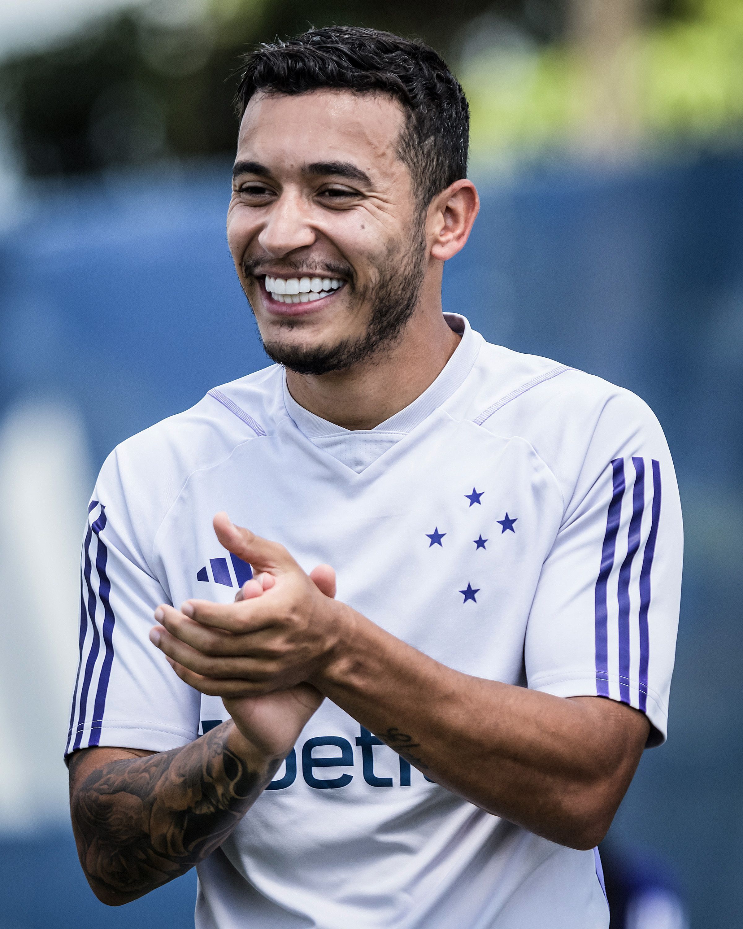 Cruzeiro oficializa renovação do contrato de William
