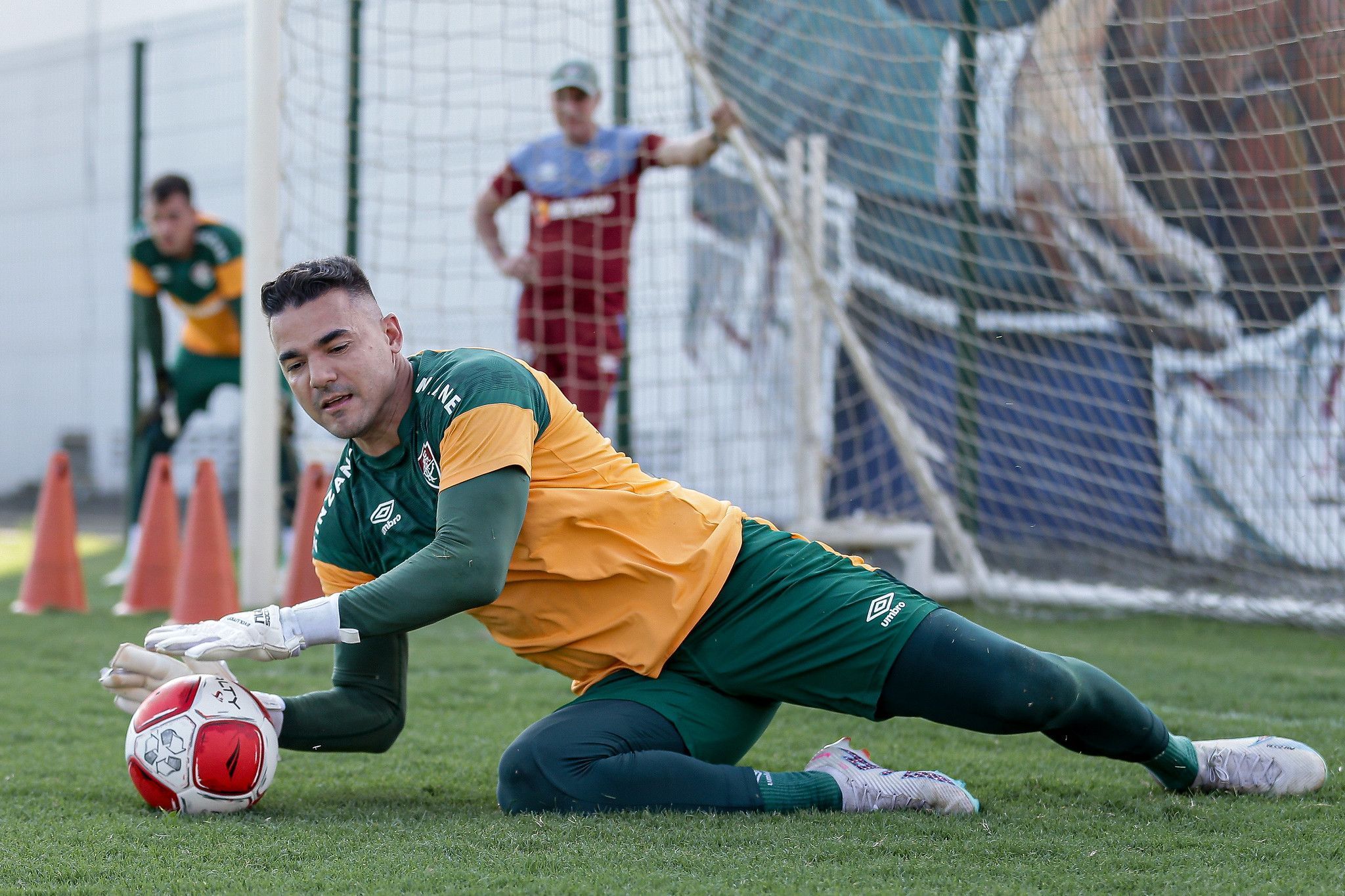 Fernando Diniz quer aproveitar Felipe Alves para evolução de Fábio com os pés