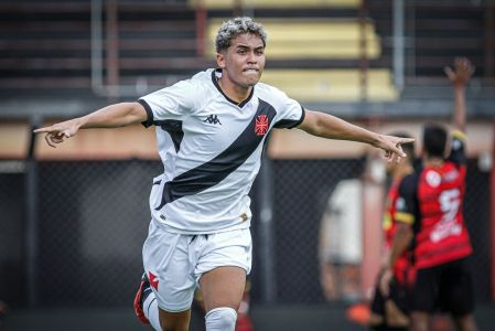 Paulinho comemora o gol da classificação do Vasco