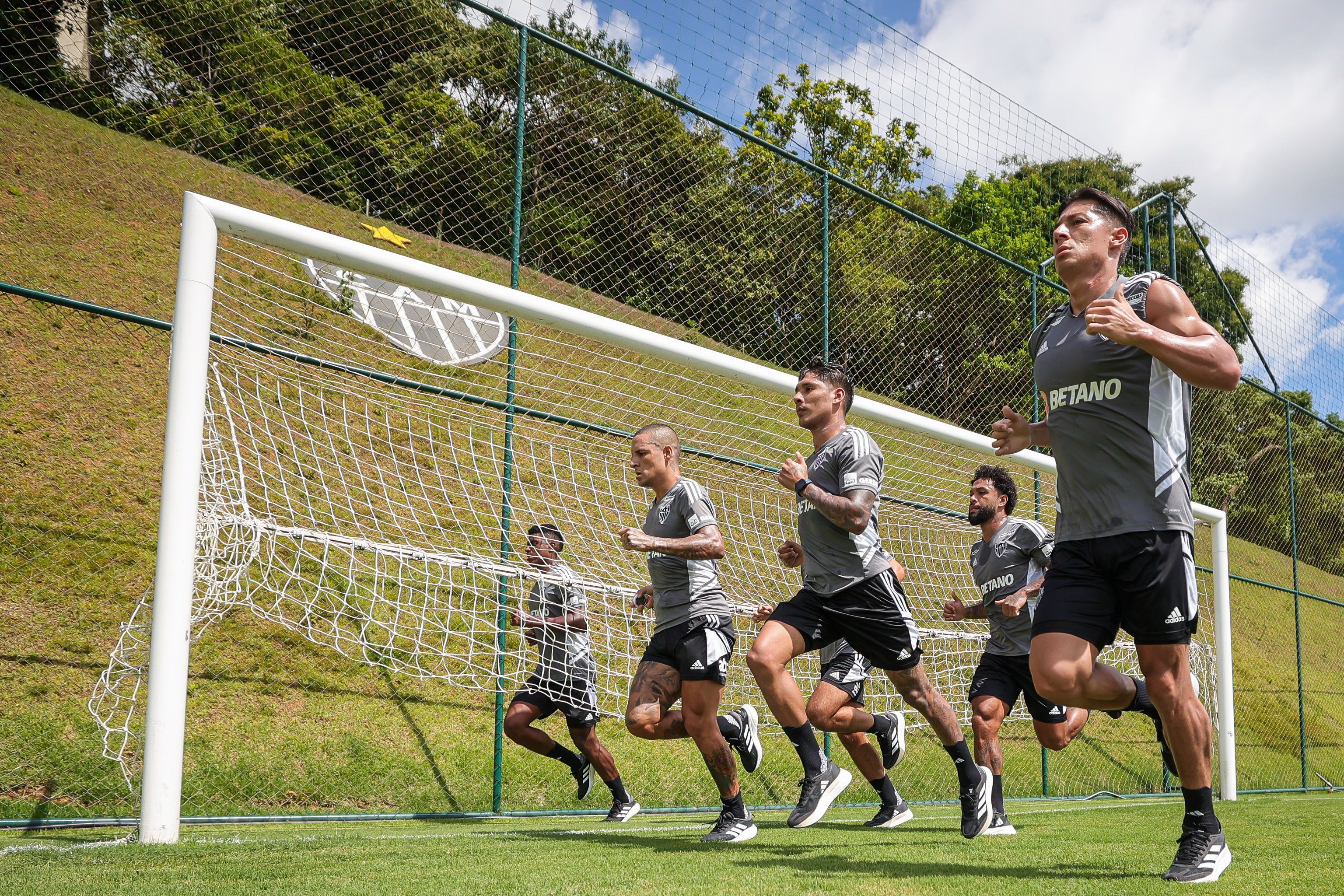 Dia no Atlético tem corrida em campo e goleiros 'nas alturas'; veja galeria