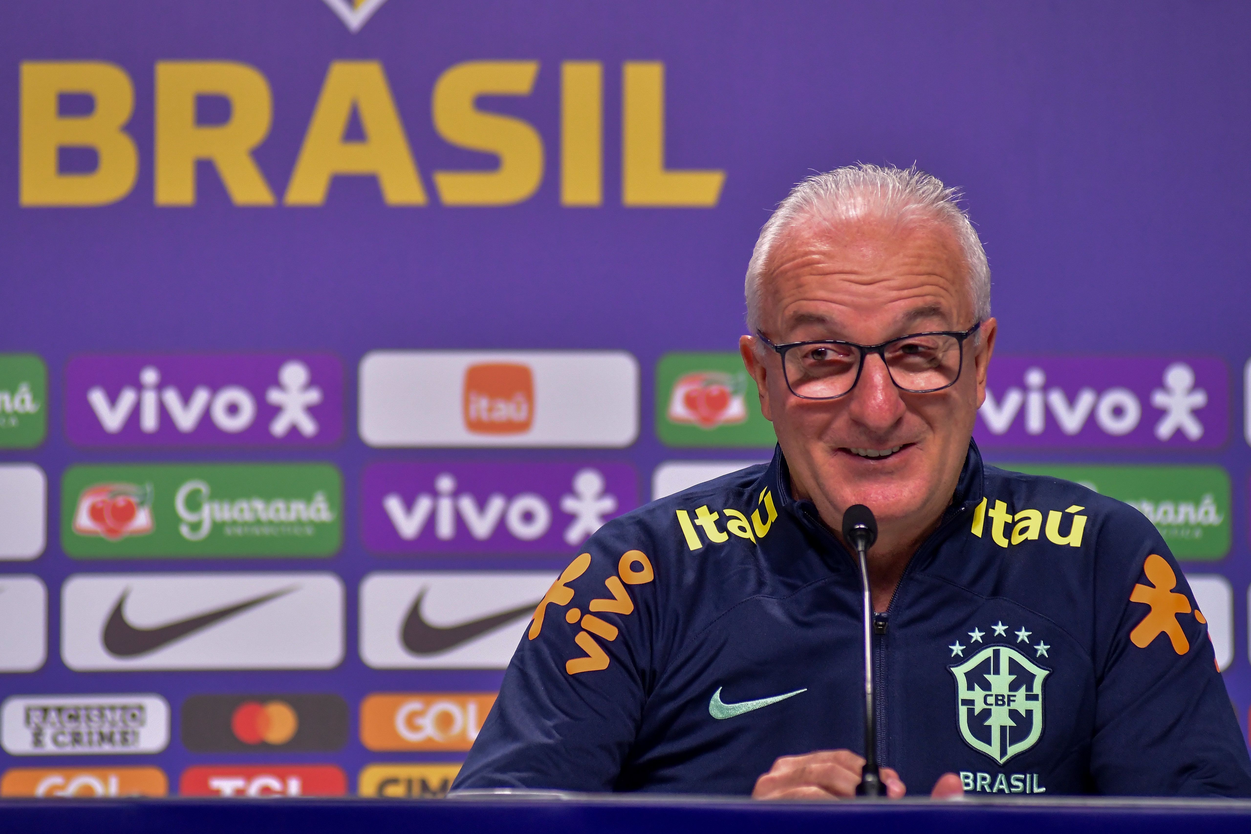 'Eu sei o que aconteceu', diz Dorival após ser chamado de mentiroso por Marcos Braz