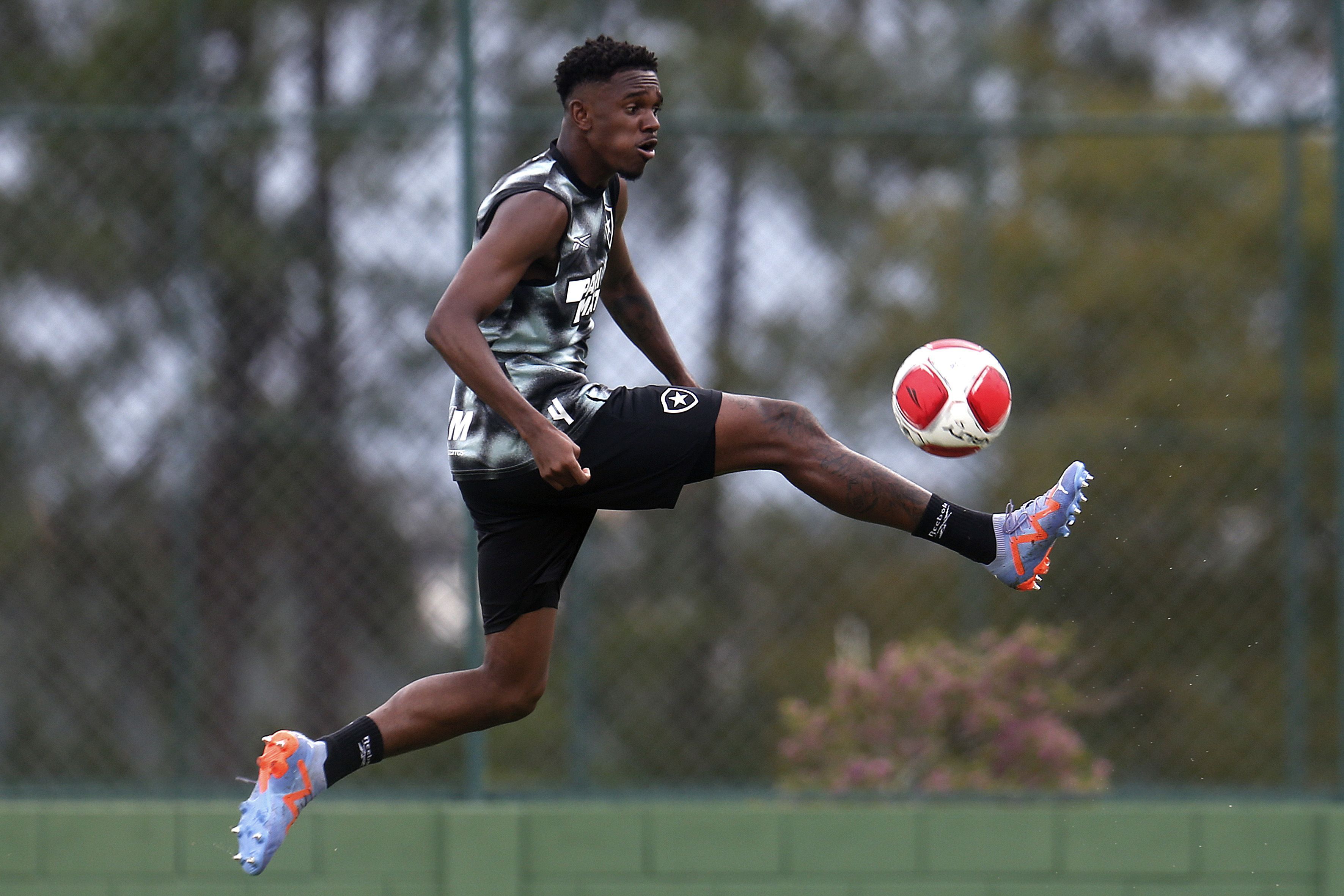 Atacante do Botafogo é internado por infecção e tem recuperação adiada