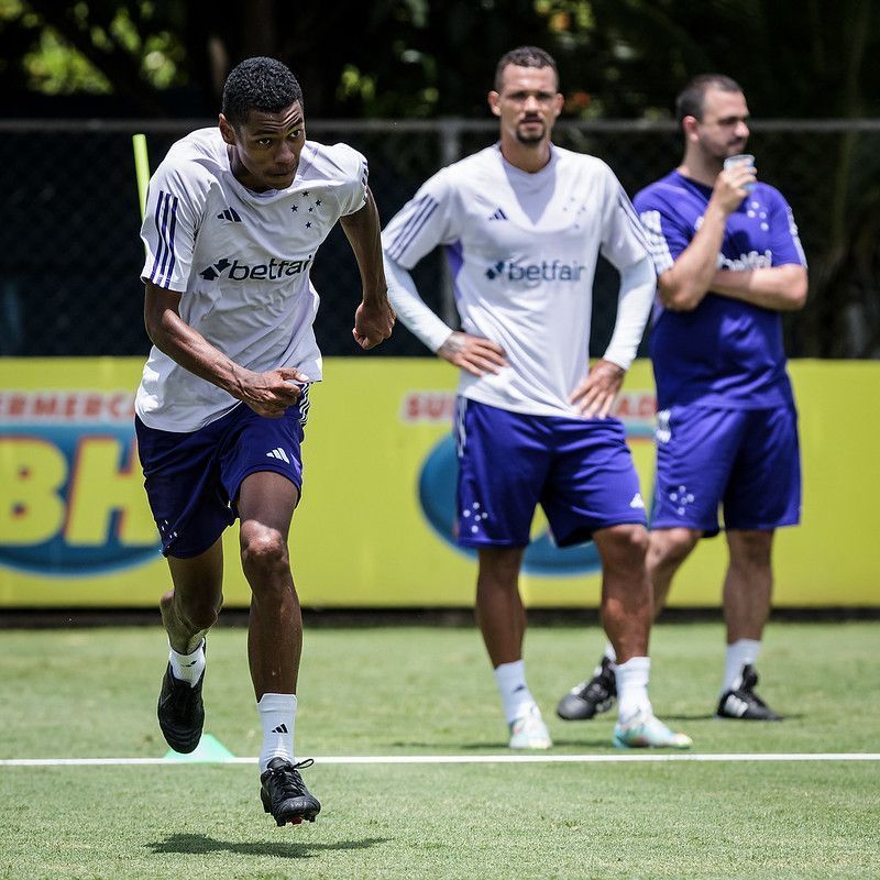 Treinador de time da Europa se impressiona com forma física de jogador do Cruzeiro