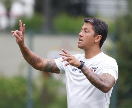 Thiago Carpini comanda Sao Paulo em jogo-treino