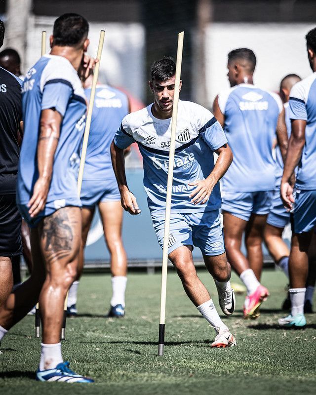 Pedrinho é apresentado no Santos e fala sobre caso de agressão a namorada