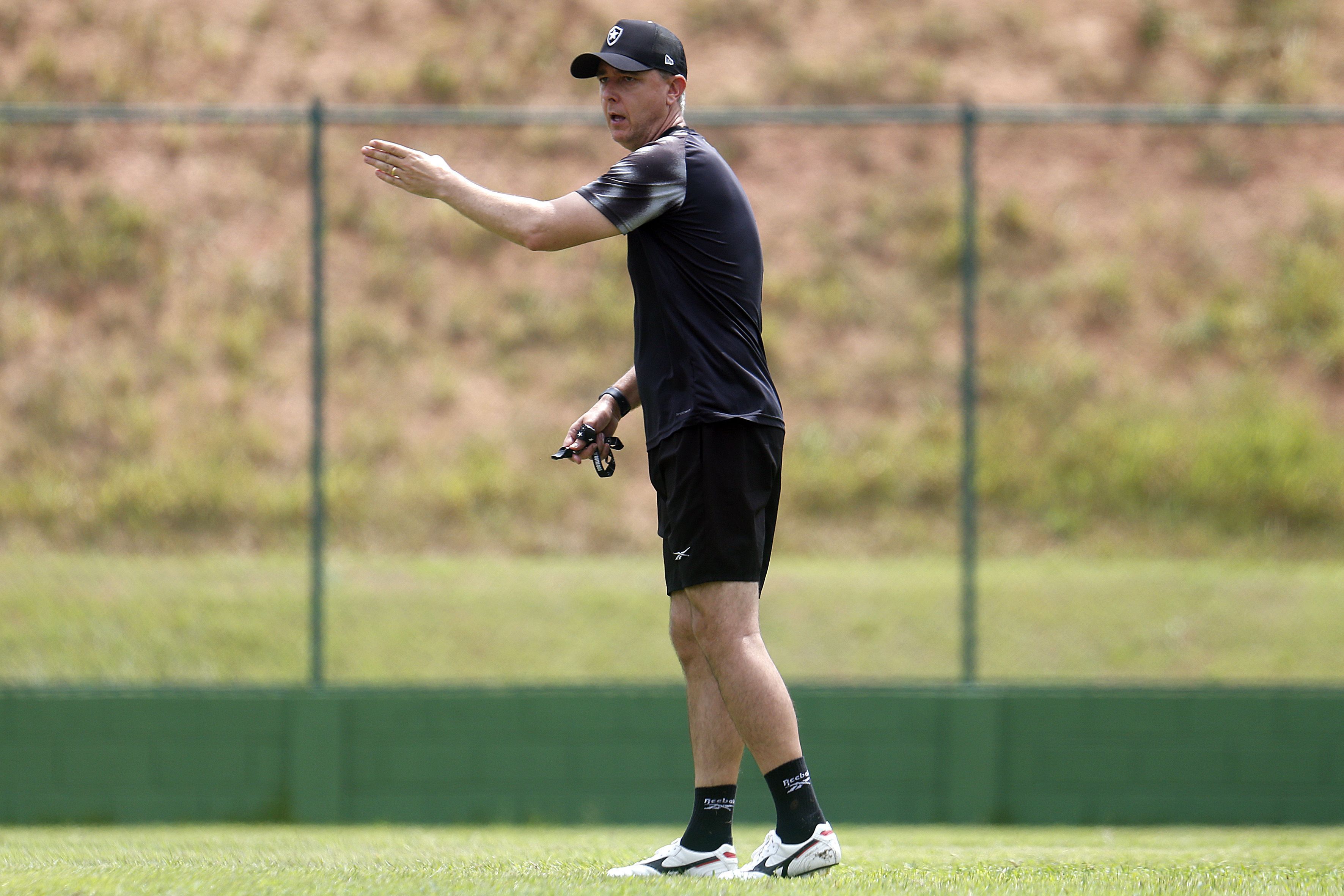 Botafogo inicia reconstrução em estreia do Carioca contra o Madureira