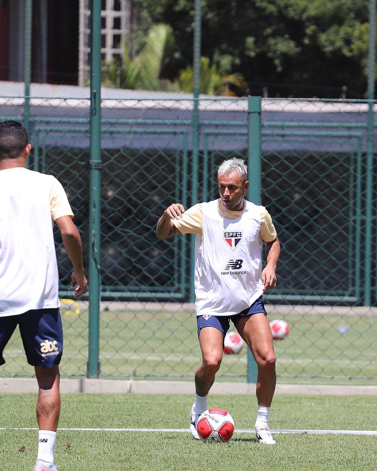 Rafinha e Michel Araújo reforçam São Paulo em clássico contra Corinthians