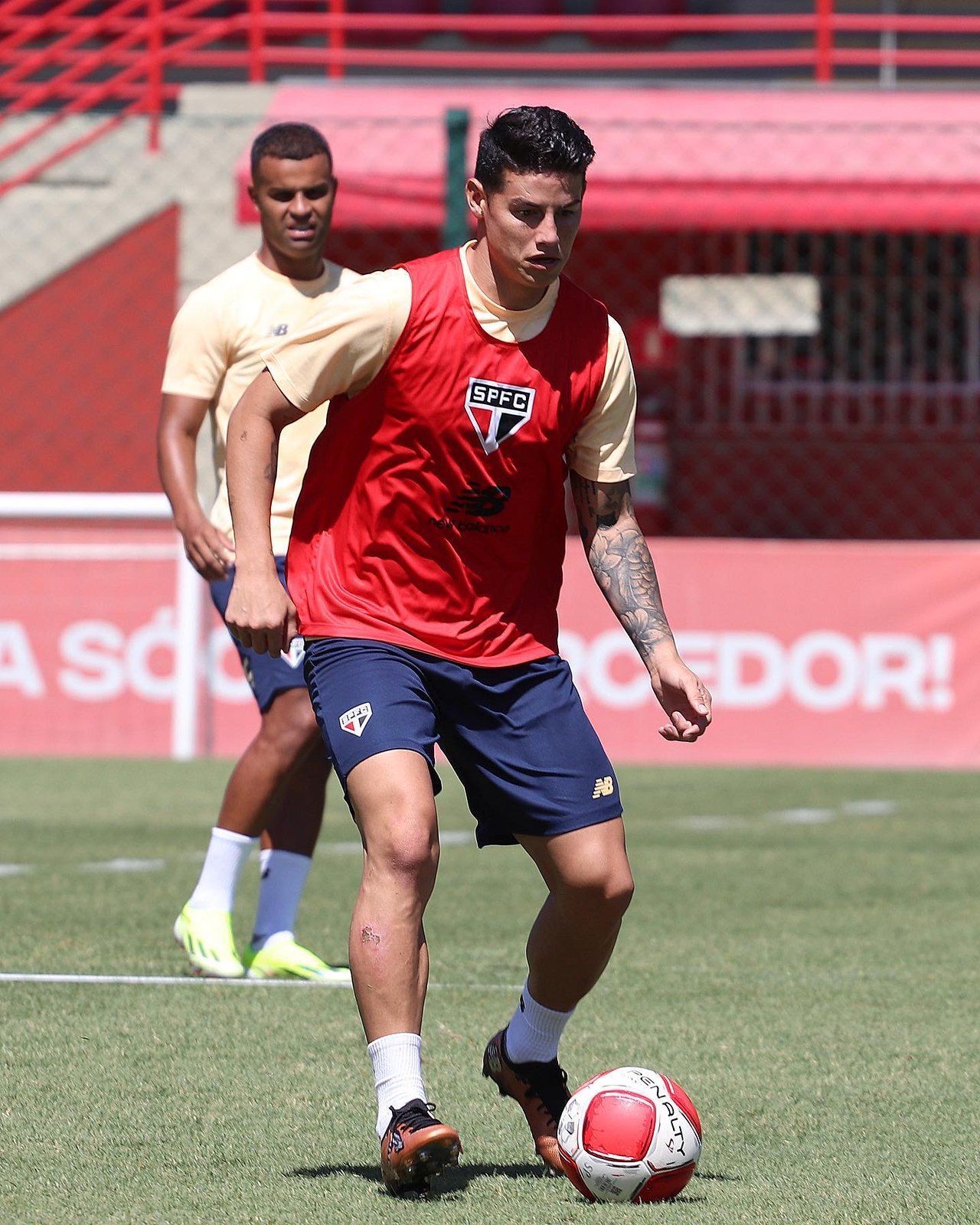 Técnico do São Paulo revela que James Rodríguez sofre com questões físicas