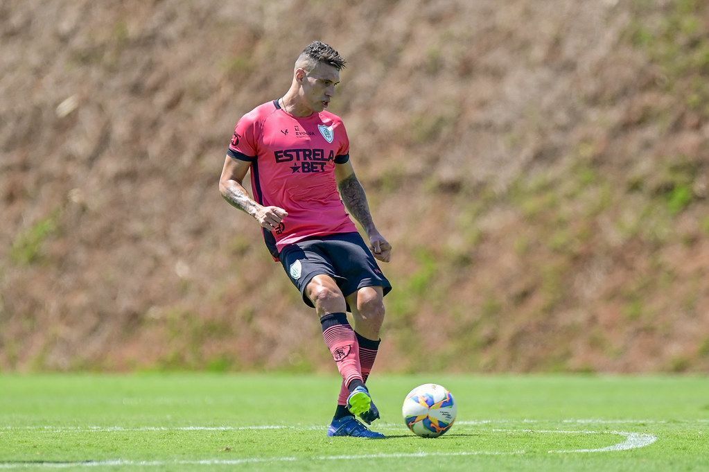 Moisés exalta evolução do América após retorno: 'Um dos que mais cresceram'