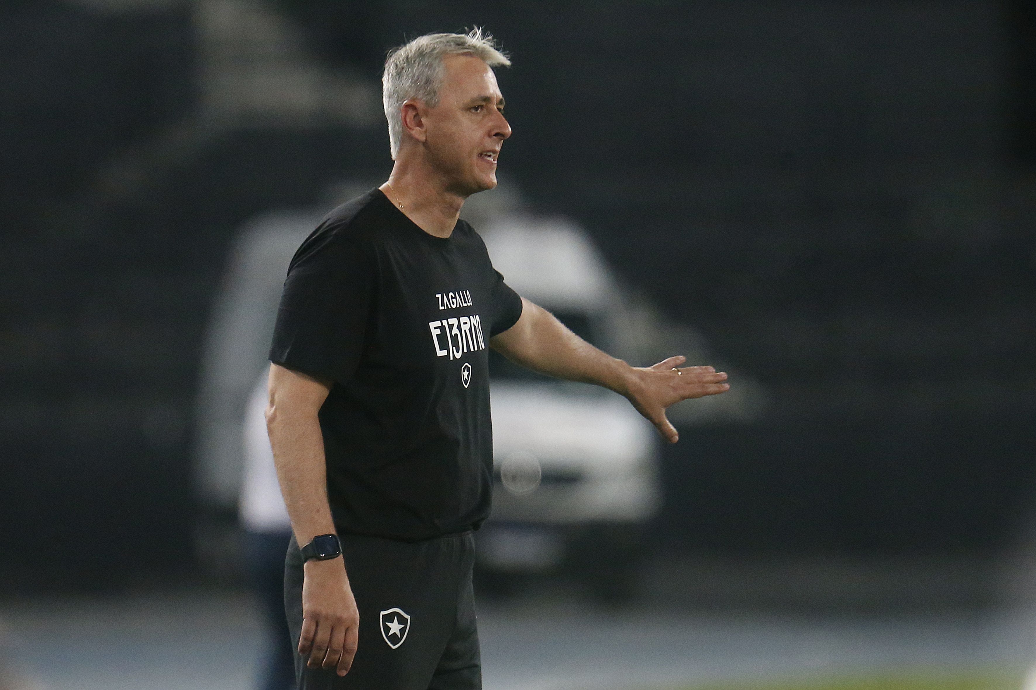 Técnico do Botafogo vê início de Carioca como pré-temporada e irá 'rodar o elenco'