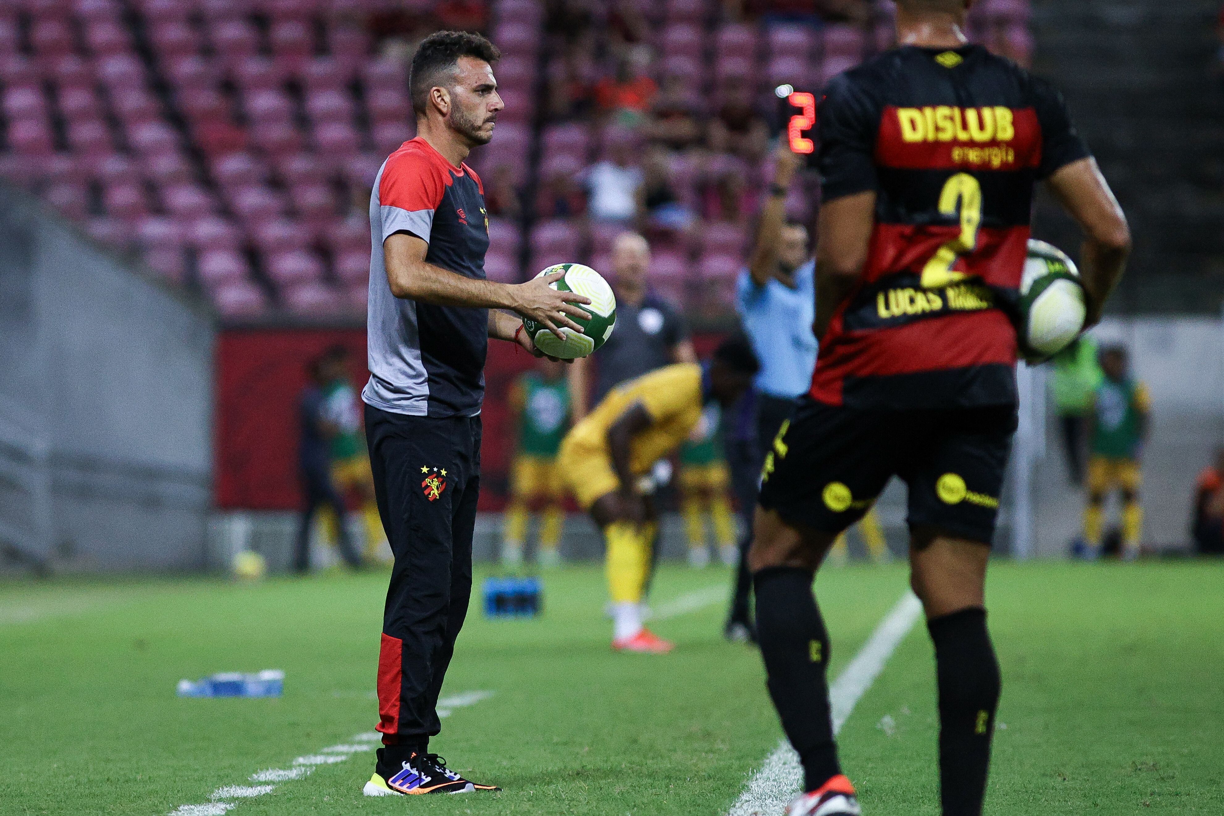 Soso avalia goleada sofrida pelo Sport: 'Não associo ao esquema com três zagueiros'