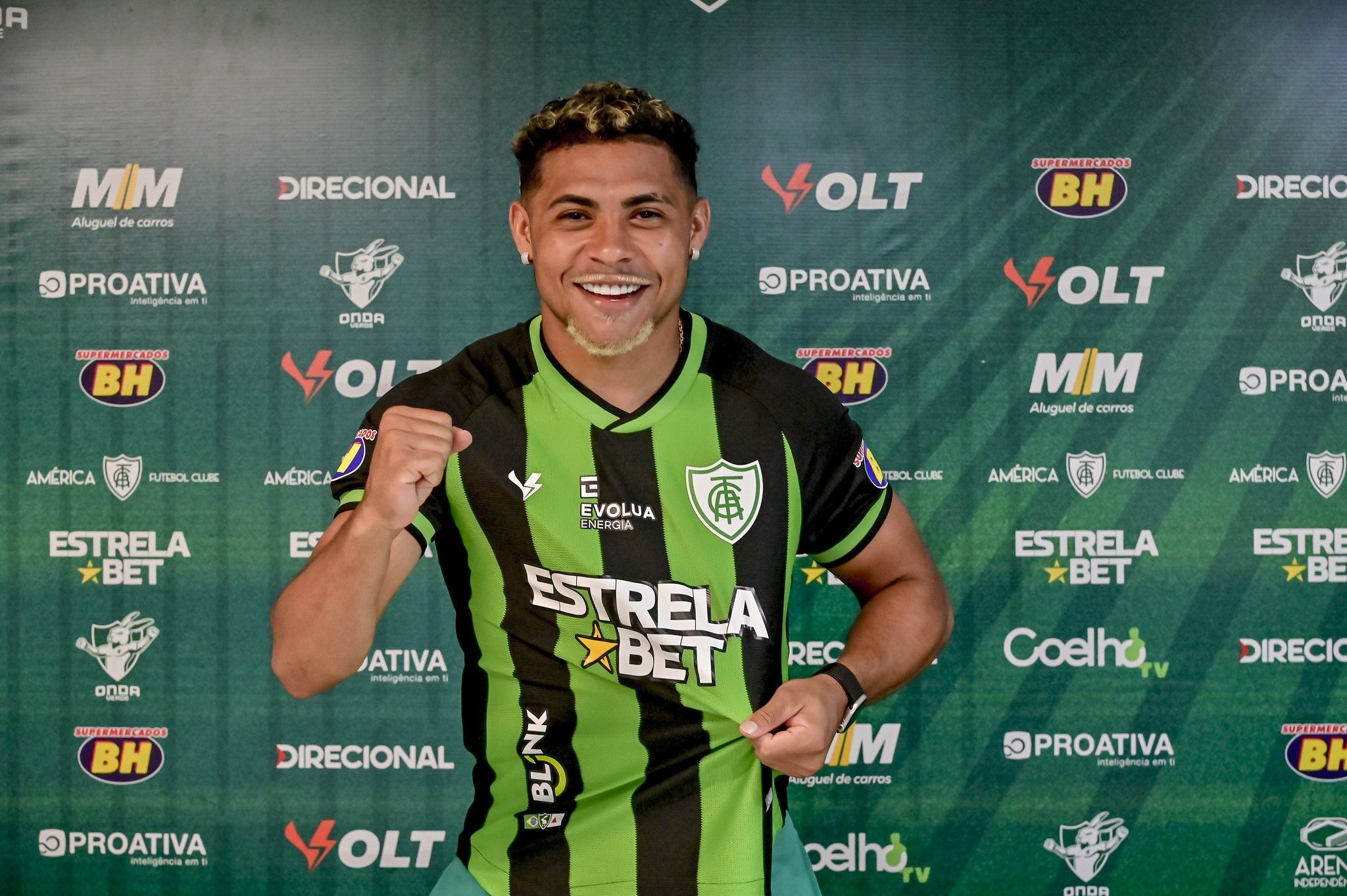 Vitor Jacaré exalta América em apresentação, projeta parceria no ataque e comenta saída do Bahia