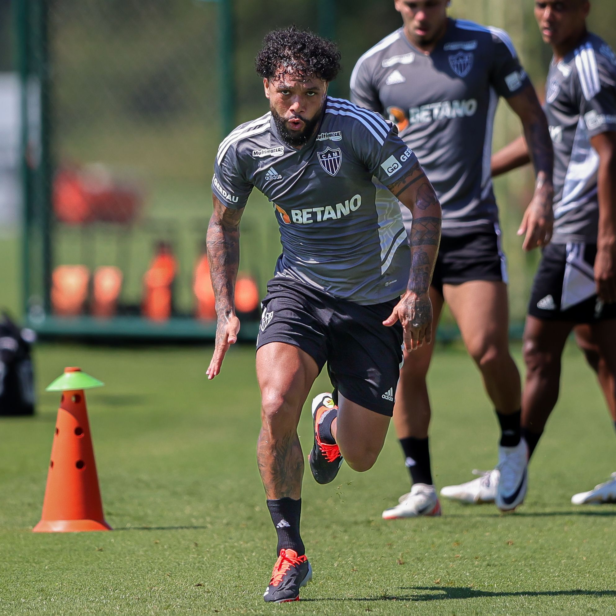 'Cara feia' e suor: veja como foi atividade no Atlético a uma semana da estreia