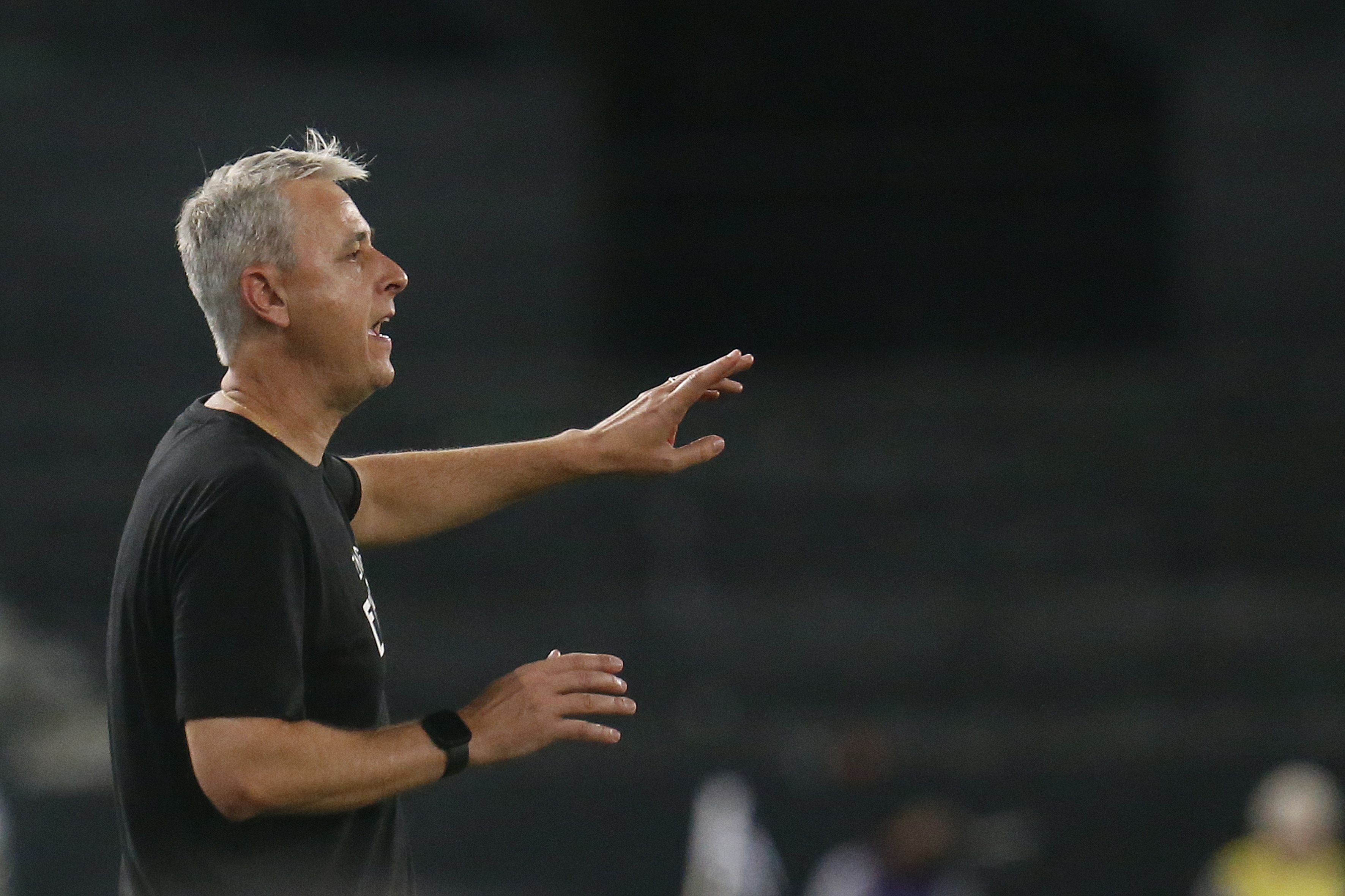 Tiago Nunes avalia chances aos uruguaios no Botafogo: 'Se merecer no dia a dia'