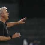 Tiago Nunes avalia chances aos uruguaios no Botafogo: 'Se merecer no dia a dia'