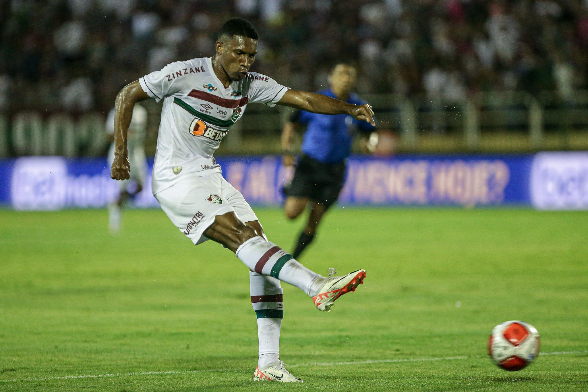 Lelê mostra suas credenciais no Fluminense e faz valer a confiança de Fernando Diniz