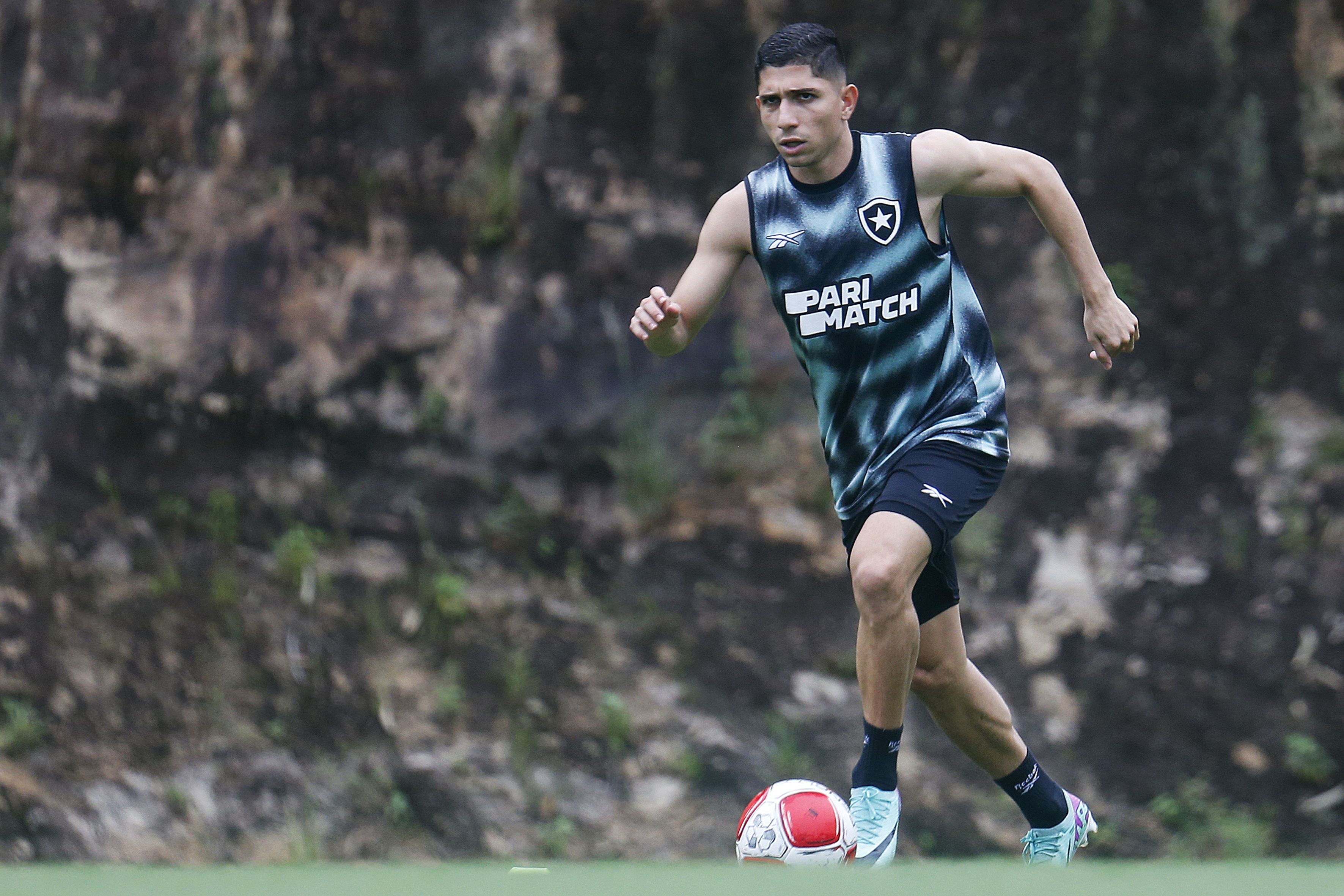 Savarino agradece carinho da torcida e projeta papel de líder no Botafogo