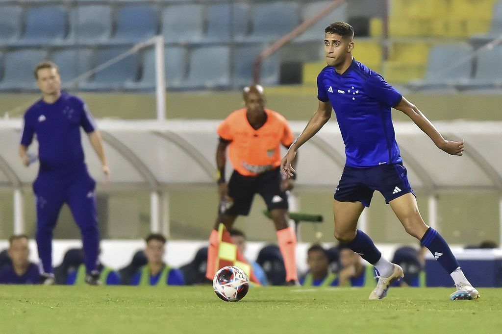 Cruzeiro também afasta jogador da base por festa polêmica com atacantes