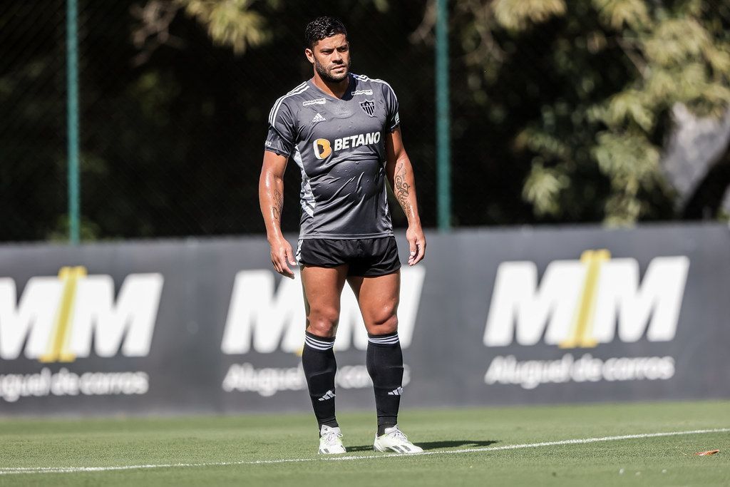 Atlético: árvore da casa de Hulk é derrubada por fortes chuvas na região