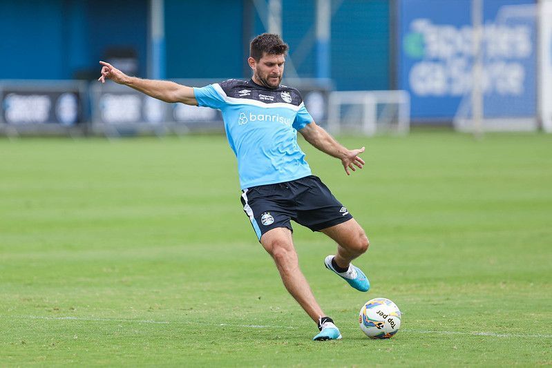 Ausência nos treinos do Grêmio, Kannemann deve ser baixa contra o Fluminense
