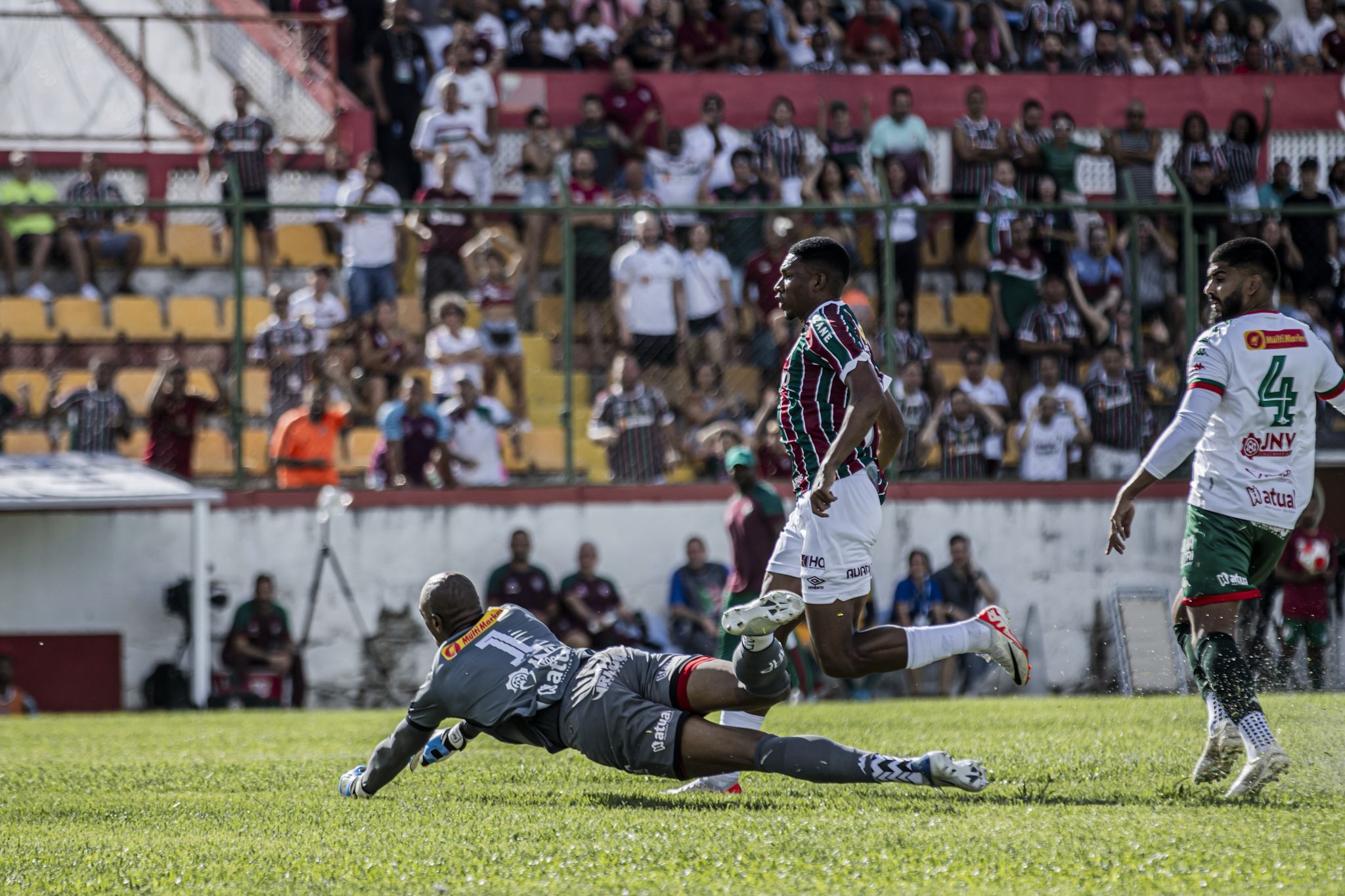 Fluminense sofre no fim, mas bate a Portuguesa e vence a primeira no Carioca