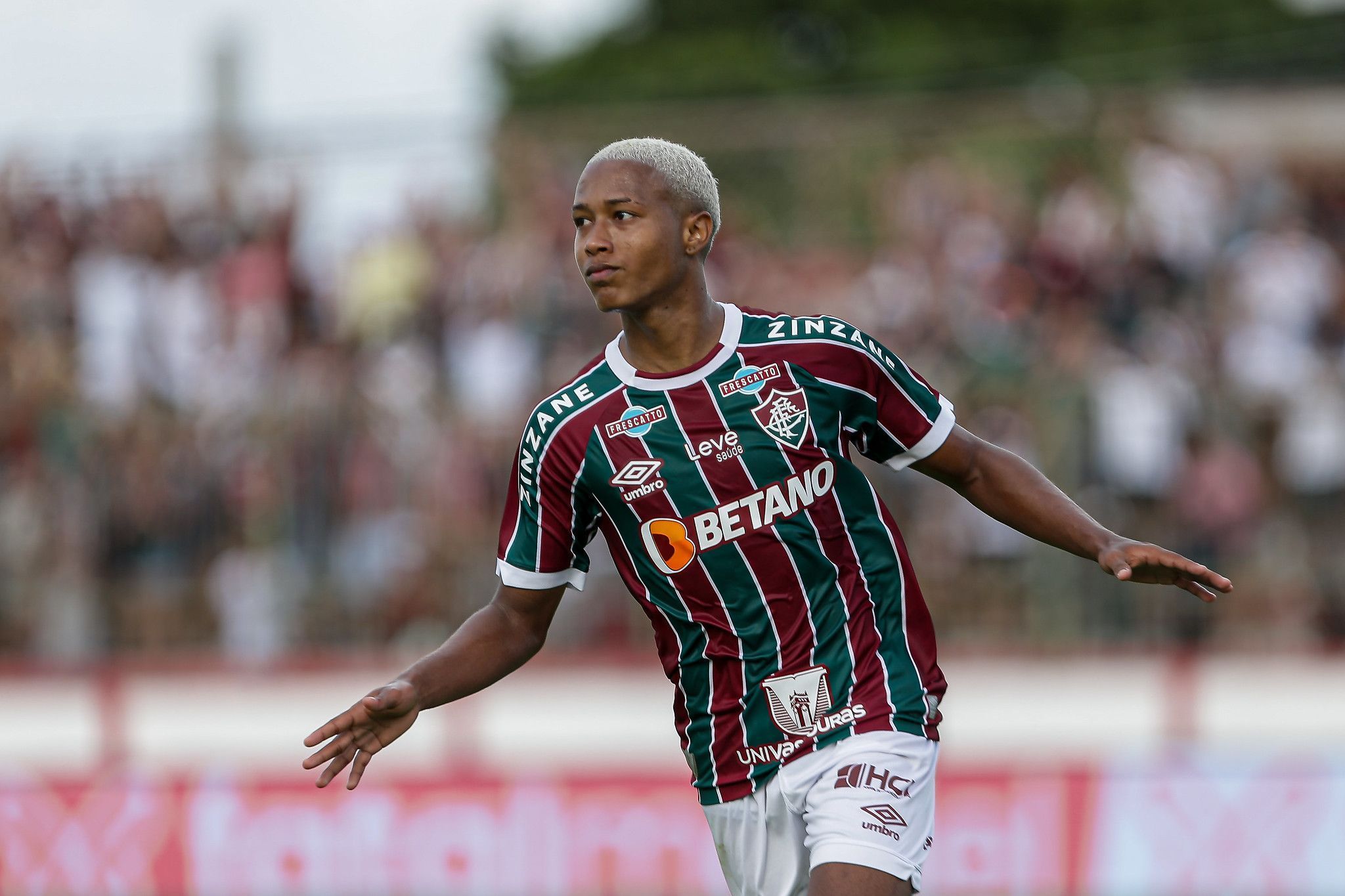 Isaac relembra tragédia na família e dedica primeiro gol pelo Fluminense ao pai