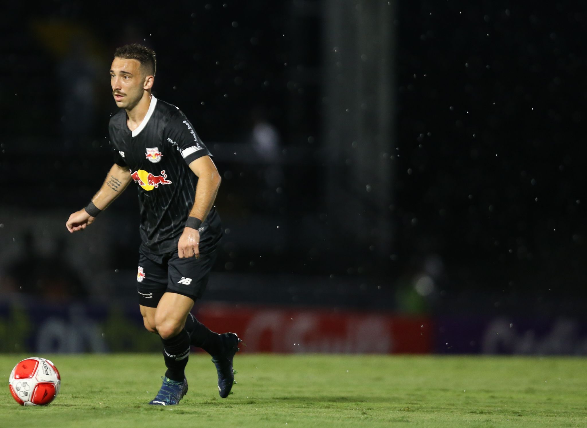 Técnico do Bragantino comenta futuro de Léo Ortiz, alvo do Flamengo: 'Está conosco'