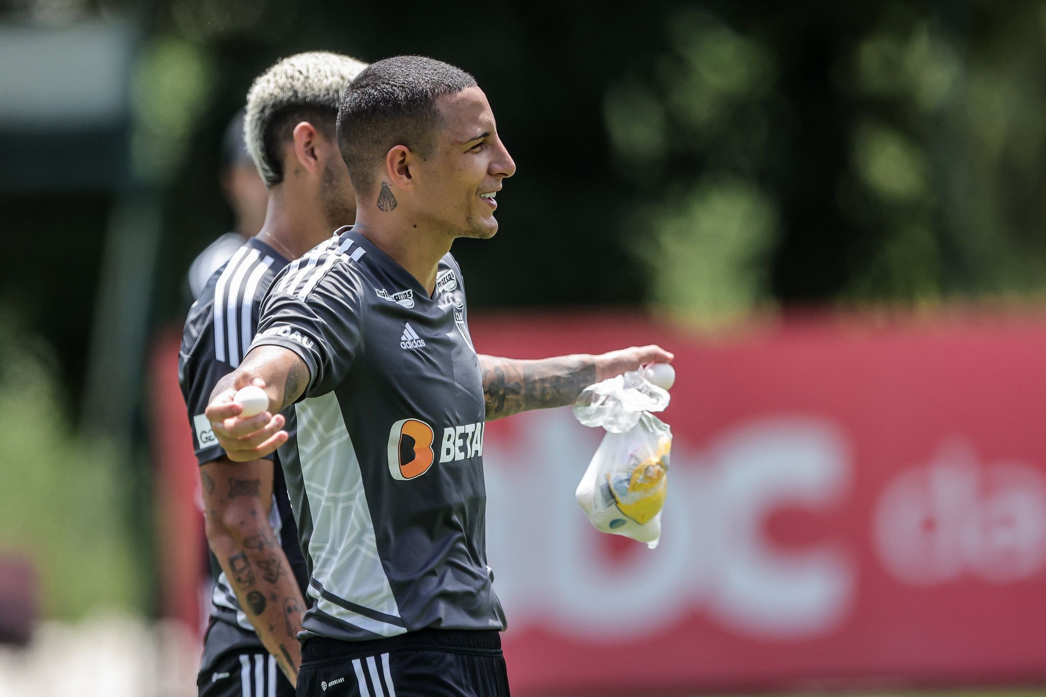 Goleiro do Atlético é surpreendido por Arana e companhia durante treino