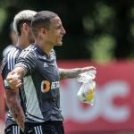 Goleiro do Atlético é surpreendido por Arana e companhia durante treino
