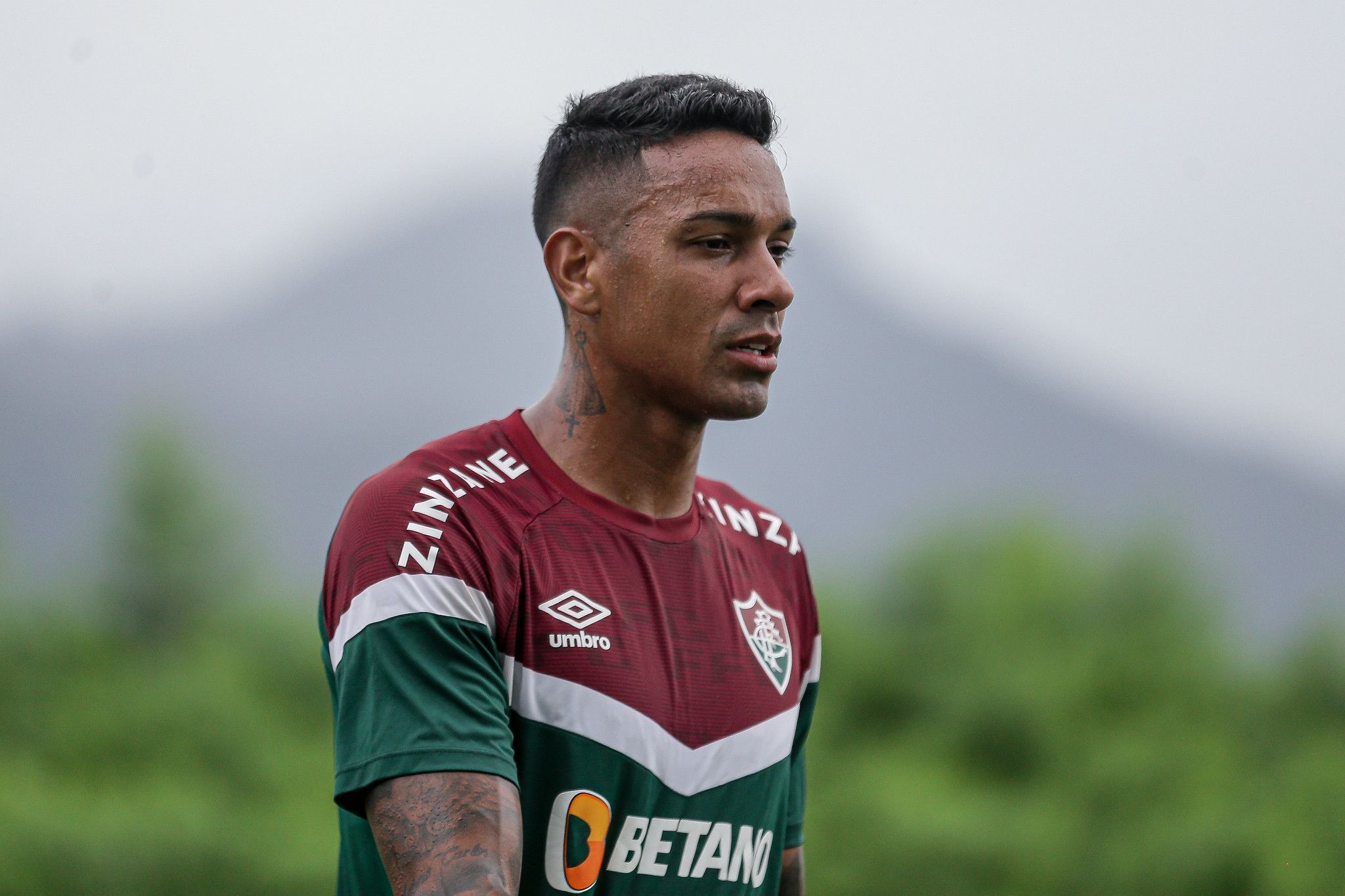 Antônio Carlos sai na frente na corrida para ser titular da zaga do Fluminense