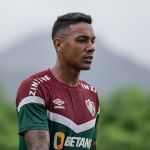 Antônio Carlos sai na frente na corrida para ser titular da zaga do Fluminense
