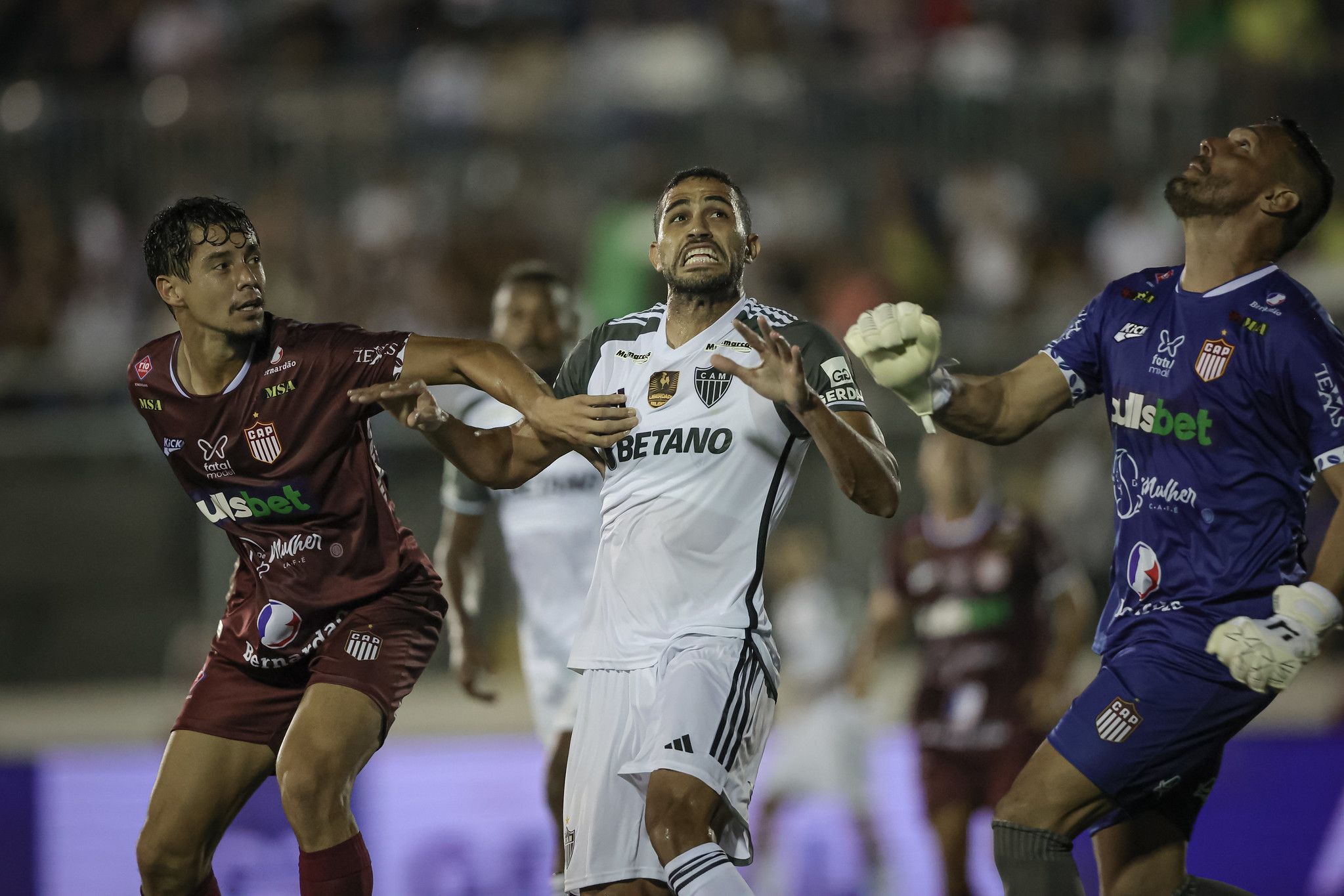 Atlético sofre com bola aérea e perde para o Patrocinense na estreia do Mineiro