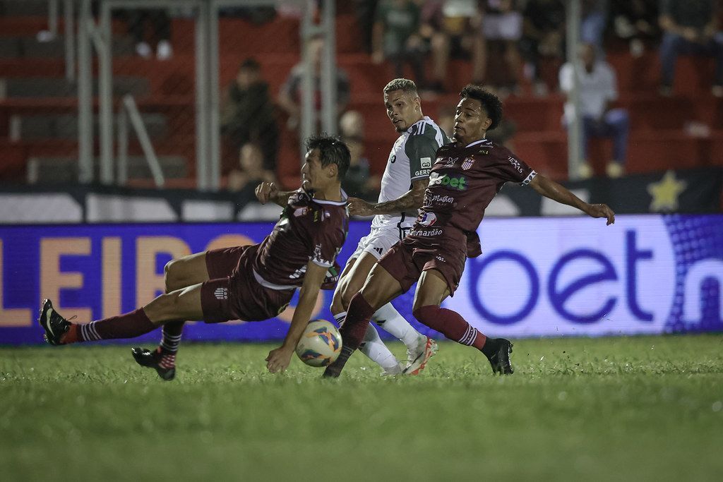 Paulinho dispara contra o gramado após derrota do Atlético: 'Uma merda'