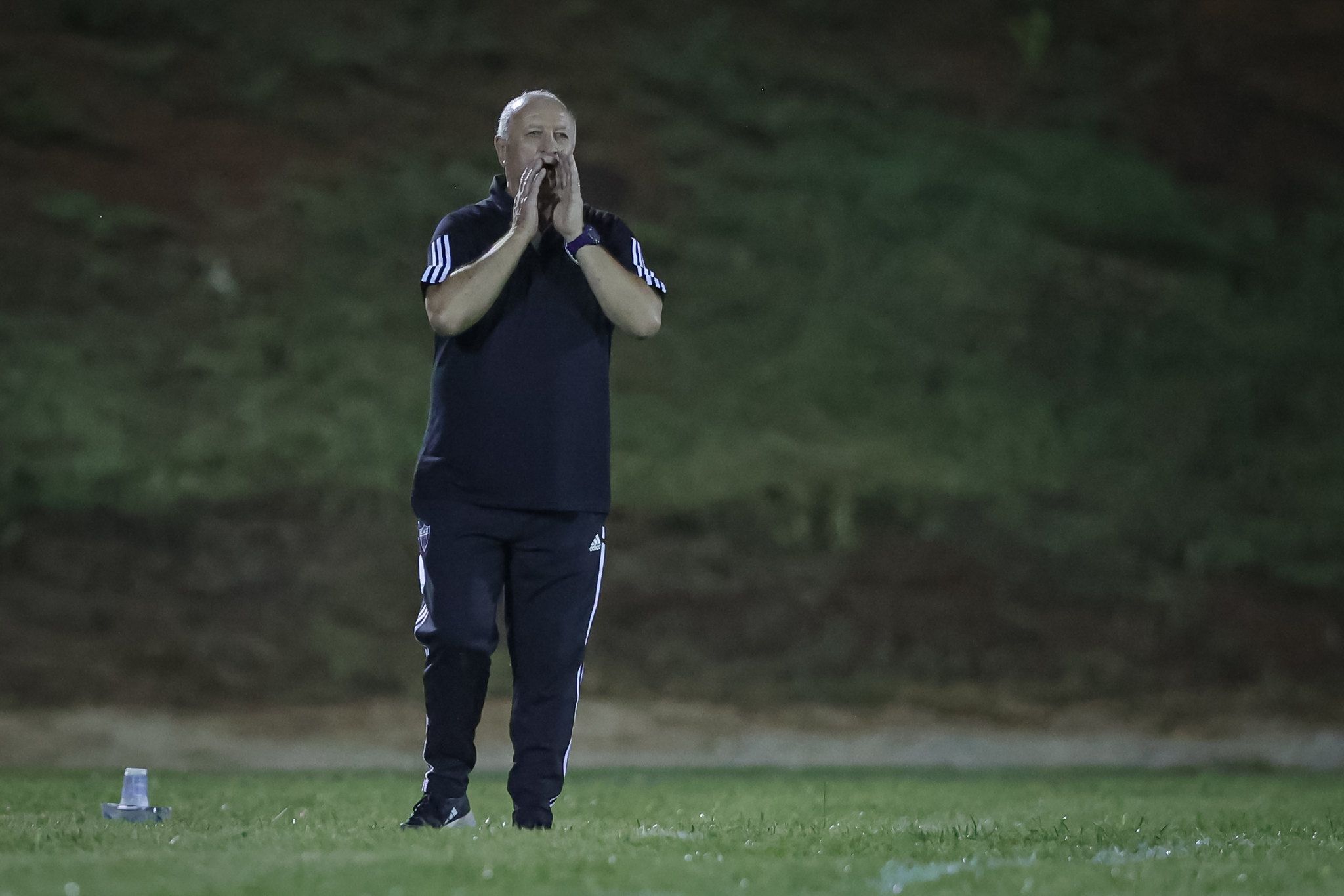 Técnico do Atlético, Felipão desabafa sobre gramado em Patrocínio: 'Um pasto'