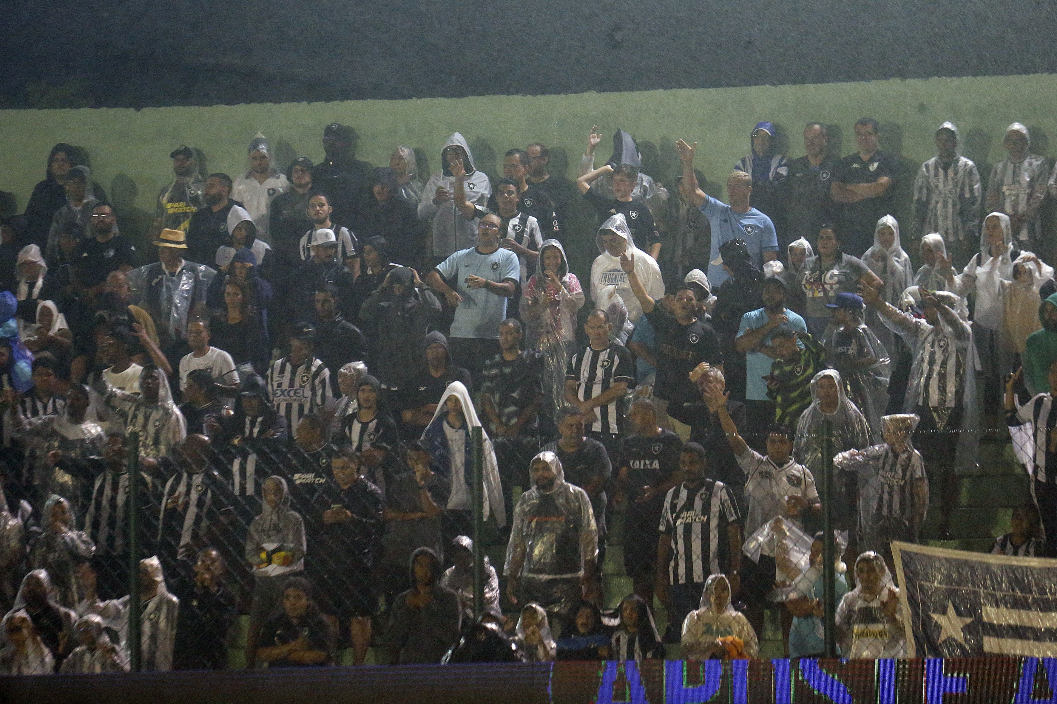 John Textor contesta vaias da torcida do Botafogo: 'Escolha entre amor e ódio'