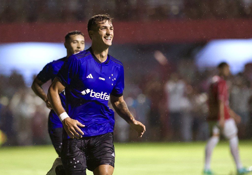 Dinenno marca em vitória do Cruzeiro e mantém bons números em estreias
