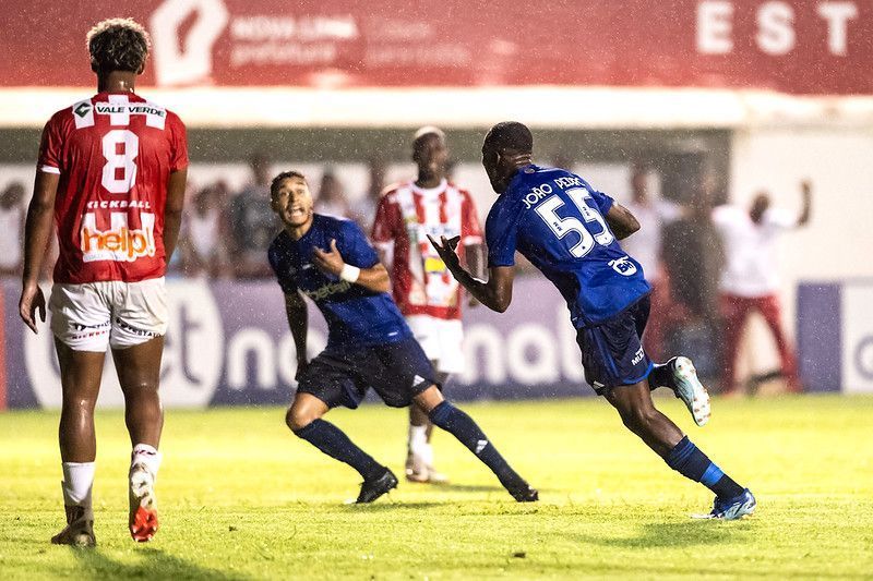 Atacante comemora primeiro gol pelo Cruzeiro e faz dedicatória emocionada à mãe