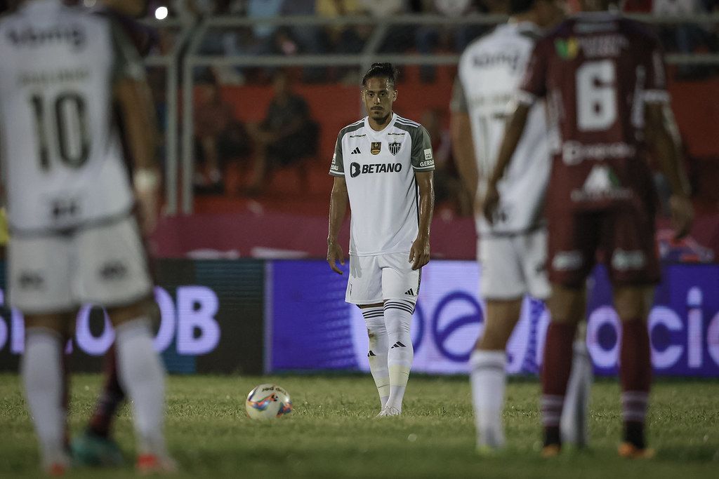 Hulk reage ao gol de falta marcado por Mauricio Lemos