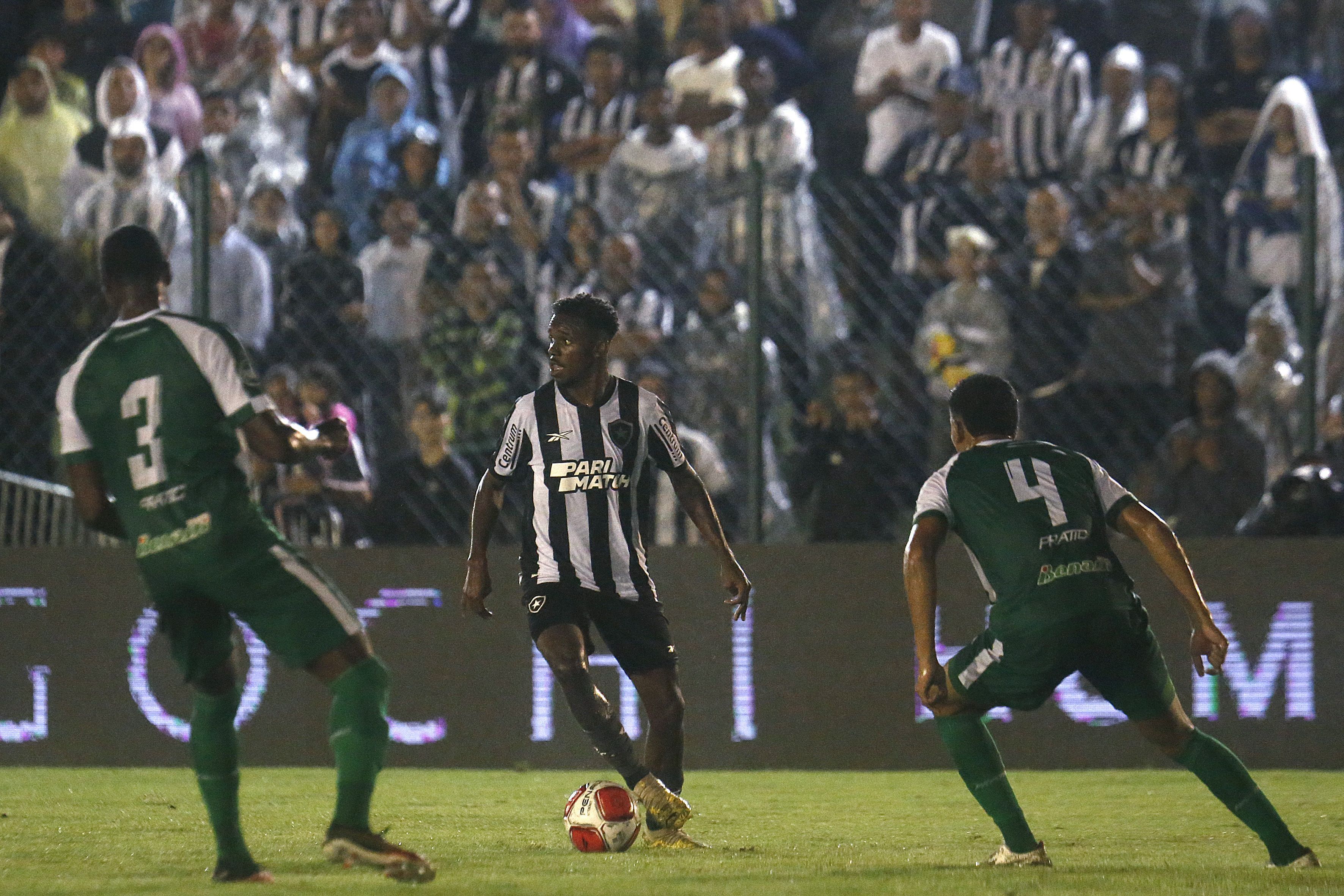 Com titulares, Botafogo joga mal e perde para o Boavista pelo Carioca