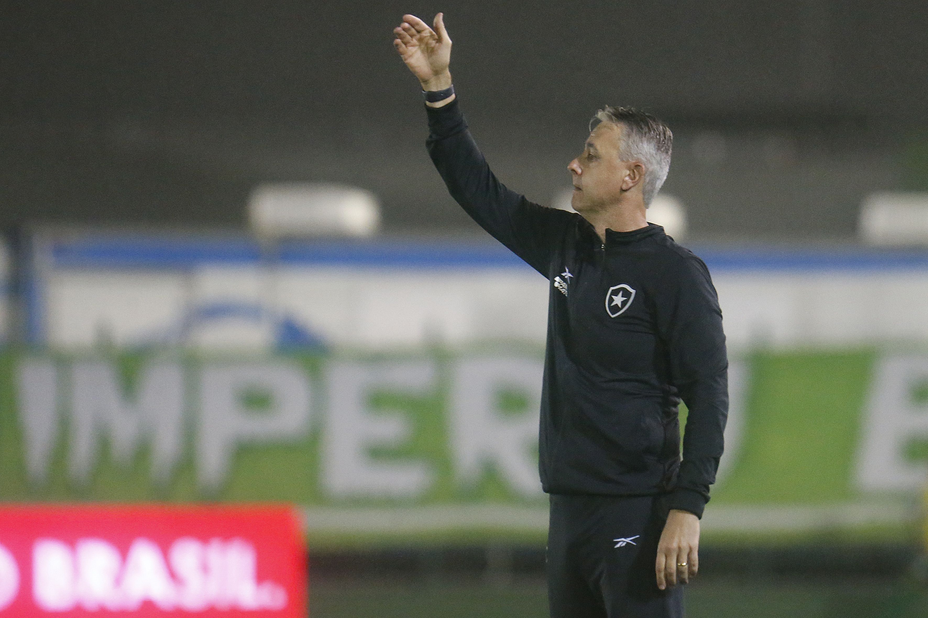 Tiago Nunes avalia busca por lateral-direito: 'Dezenas são indicados ao Botafogo'