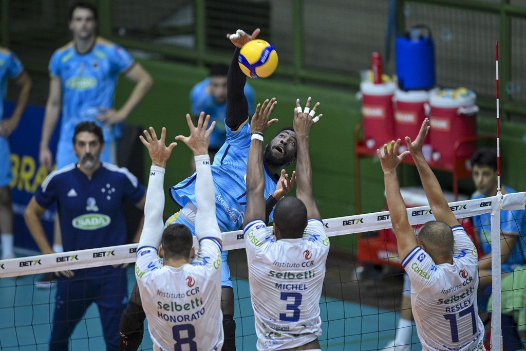 Copa Brasil de Vôlei: Sada Cruzeiro oscila, mas bate Joinville e avança às semifinais