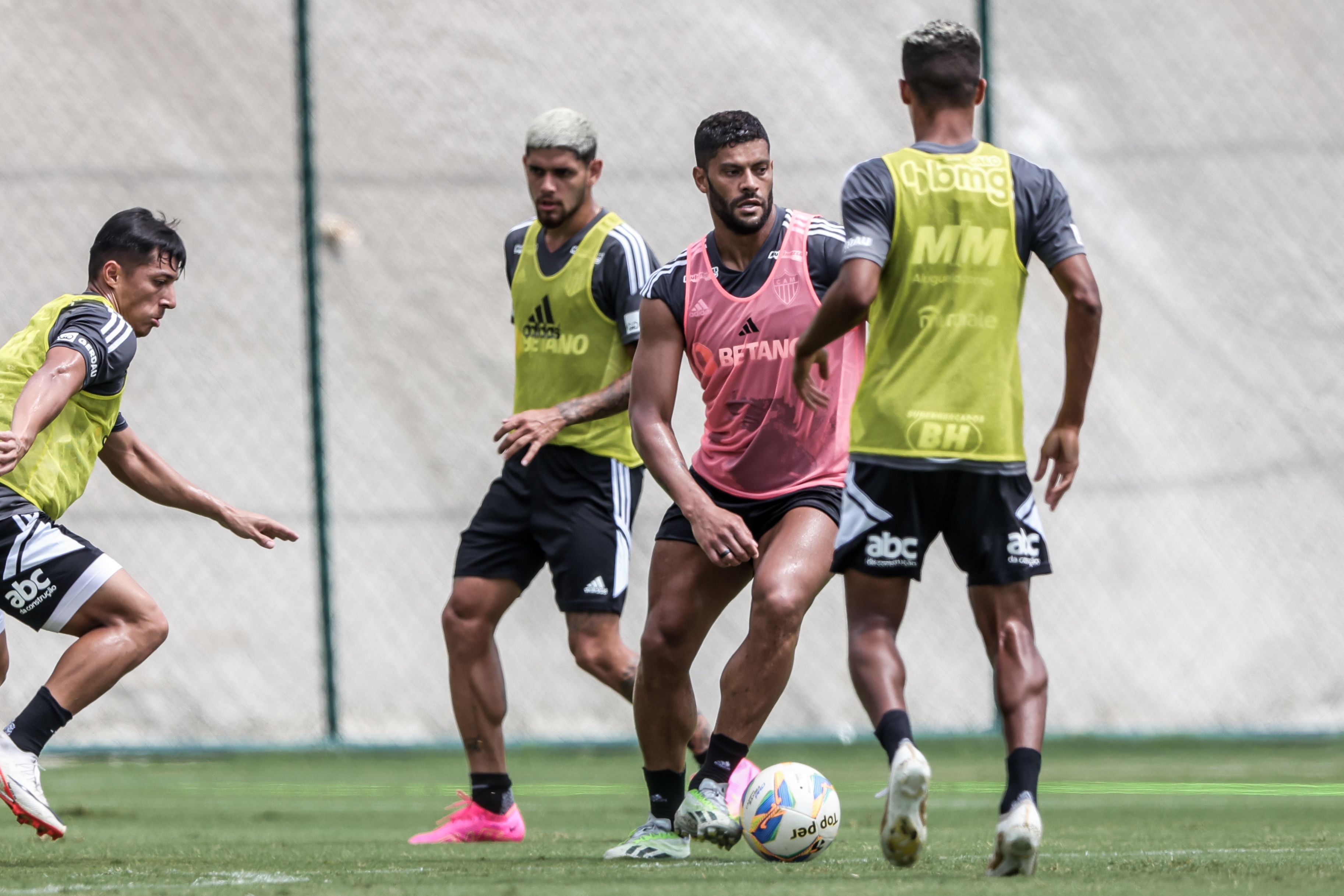 Pavon artilheiro e retorno de Hulk: veja imagens do treino do Atlético
