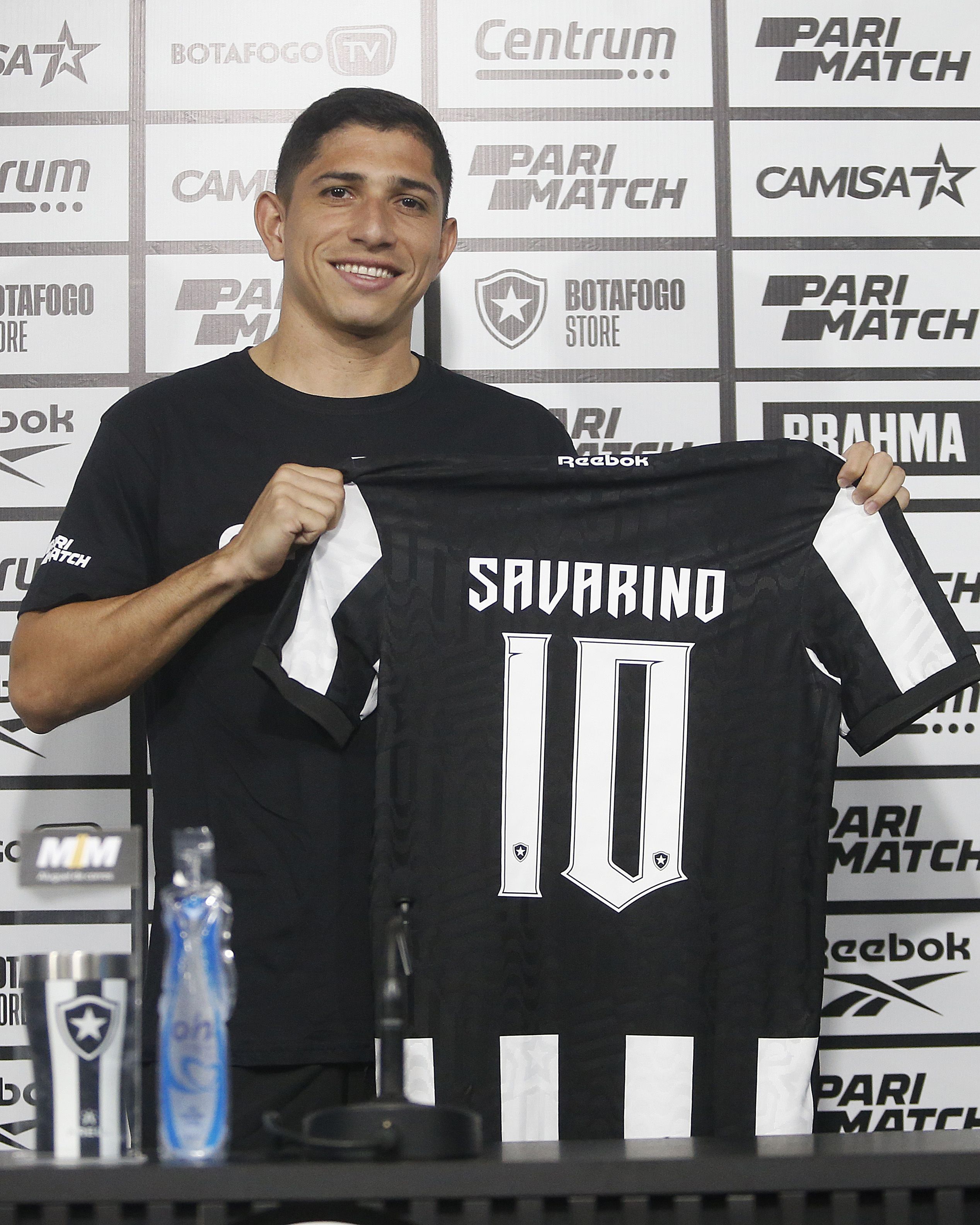 Savarino veste a camisa 10 do Botafogo e traz experiência de títulos no Atlético