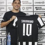 Savarino veste a camisa 10 do Botafogo e traz experiência de títulos no Atlético